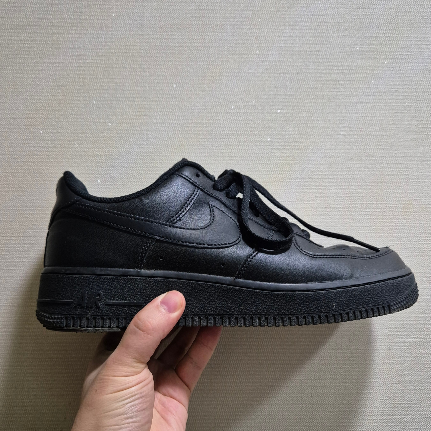 Nike Air Force 1 '07 Low Triple Black 착용 스타일