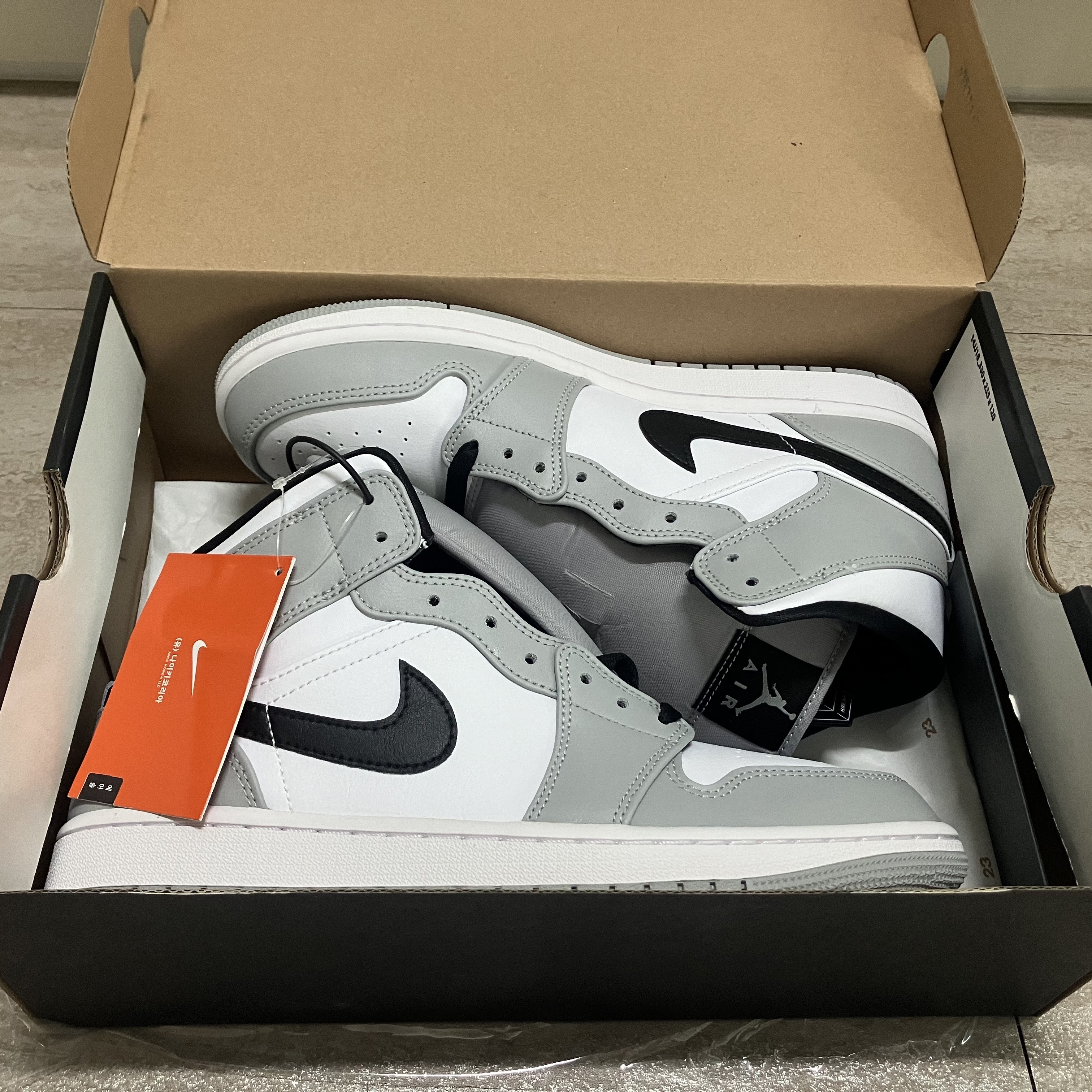 Jordan 1 Mid Light Smoke Grey 착용 스타일 - 2