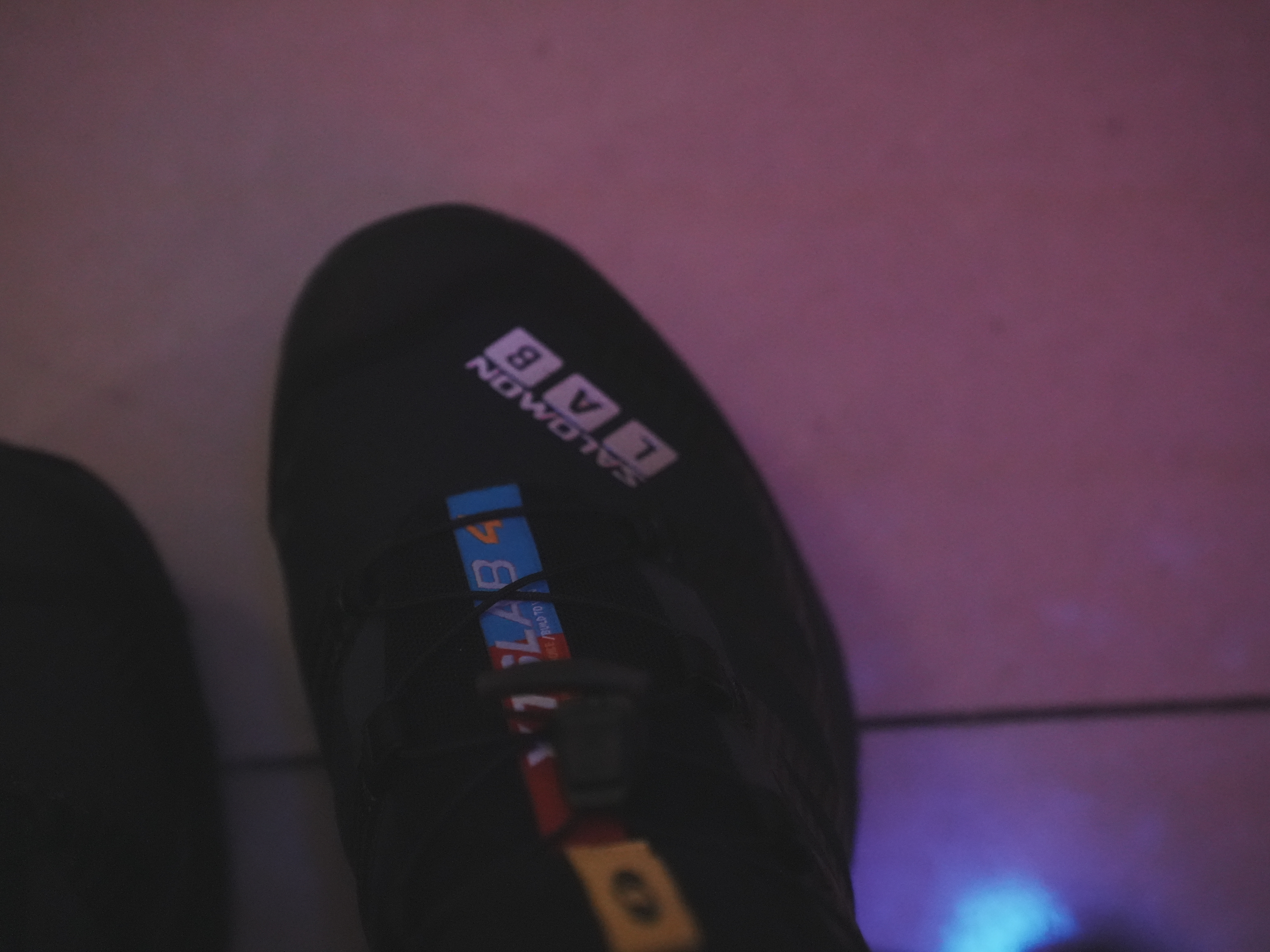 Salomon XT-4 Black Silver Metallic 착용 스타일 - 4