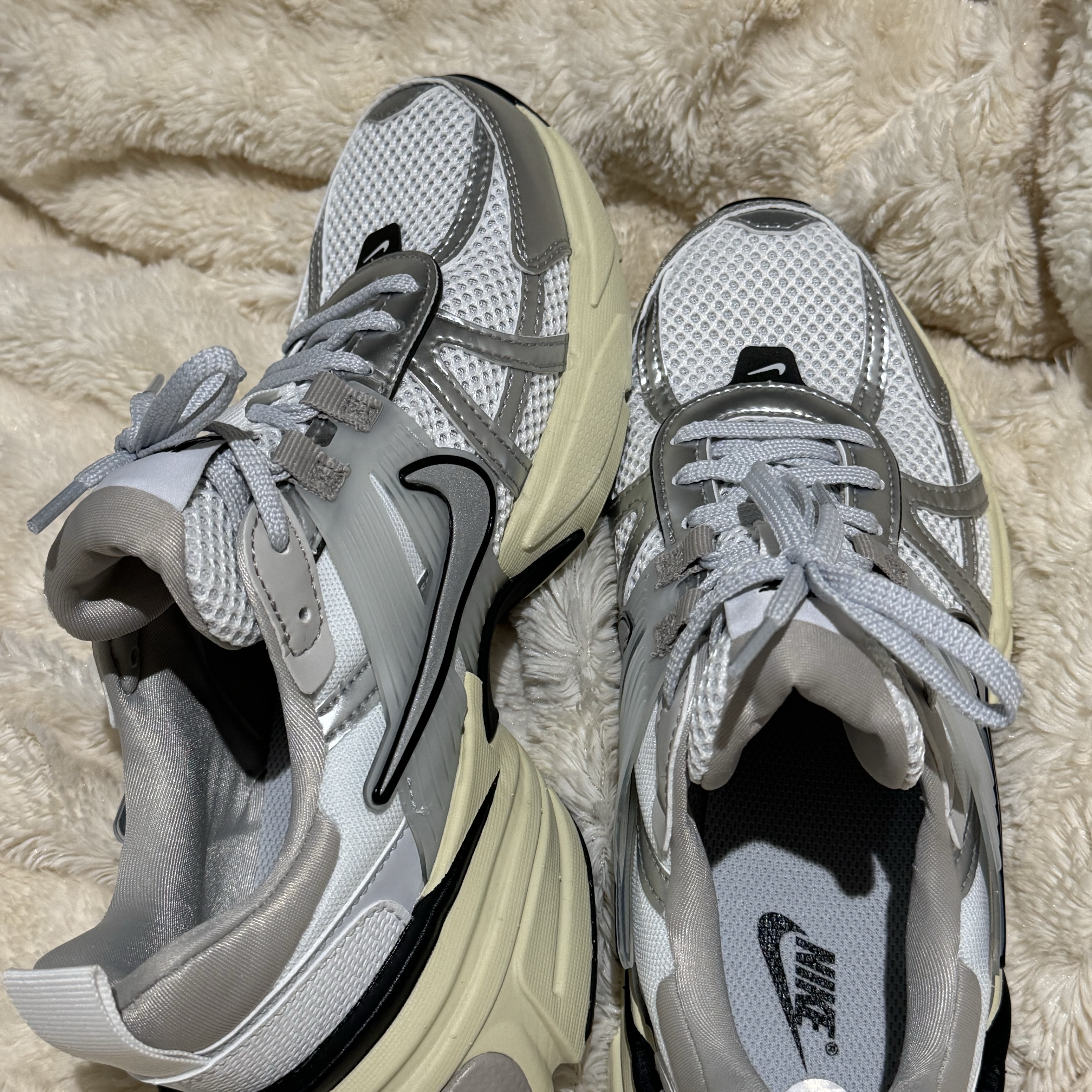 Nike V2K Run Summit White Metallic Silver 착용 스타일
