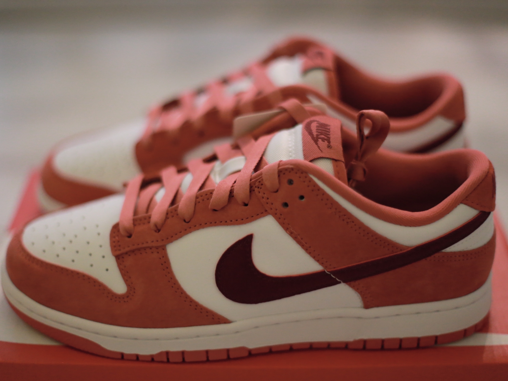 (W) Nike Dunk Low Valentine Day White Adobe 착용 스타일 - 1
