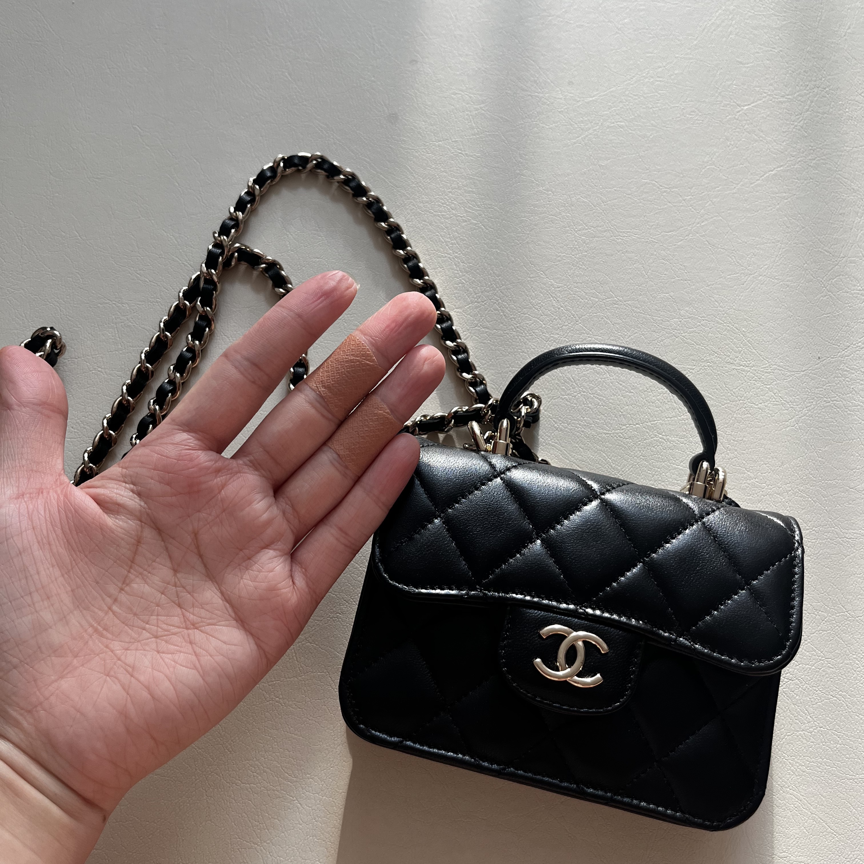 Chanel Flap Coin Purse with Chain Lambskin & Gold Black, Chanel Flap Coin Purse with Chain Lambskin & Gold Black 착용 스타일 - 5