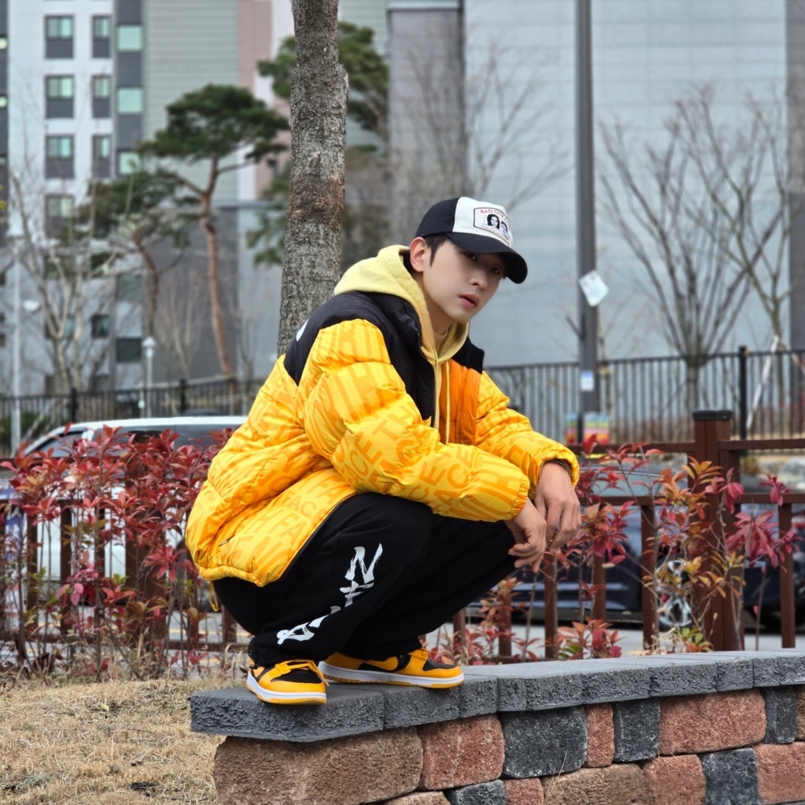 The North Face White Label Novelty Nuptse Down Jacket P Yellow, Nike NSW Club Fleece Pullover Hoodie Saturn Gold - US/EU 착용 스타일 - 1