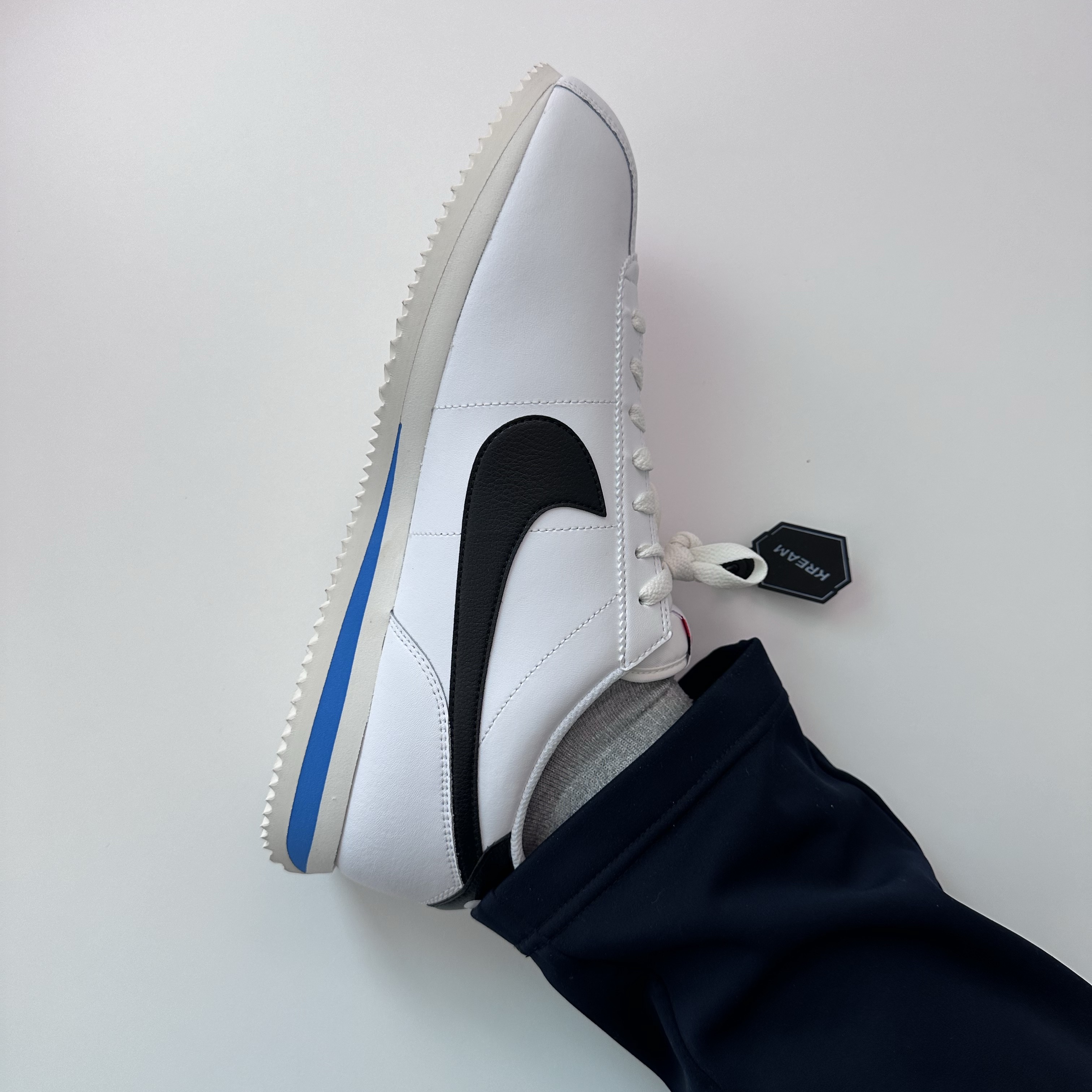 Nike Cortez White and Black 착용 스타일 - 4