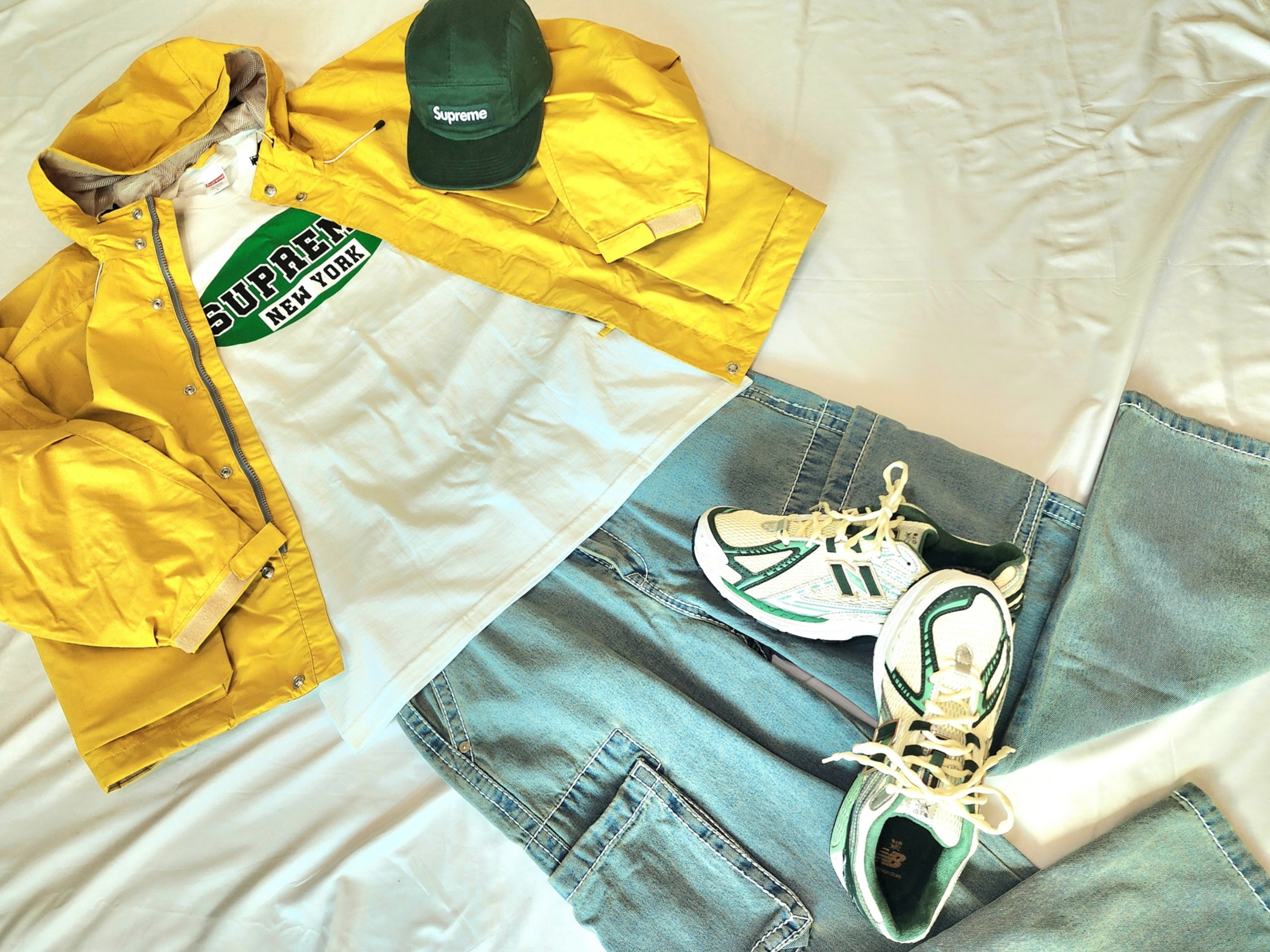Supreme New York T-Shirt White - 23SS, True Religion Classic Cargo Pants Light Indigo 착용 스타일 - 5