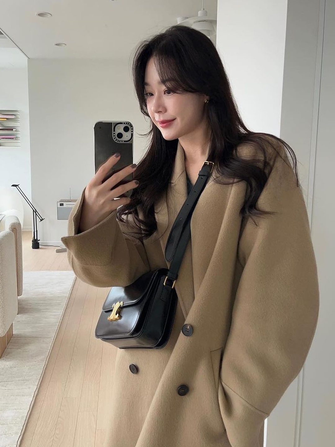 Celine Triomphe Shoulder Bag in Shiny Calfskin Ivory, Celine Teen Triomphe Bag in Shiny Calfskin Black 착용 스타일 - 5