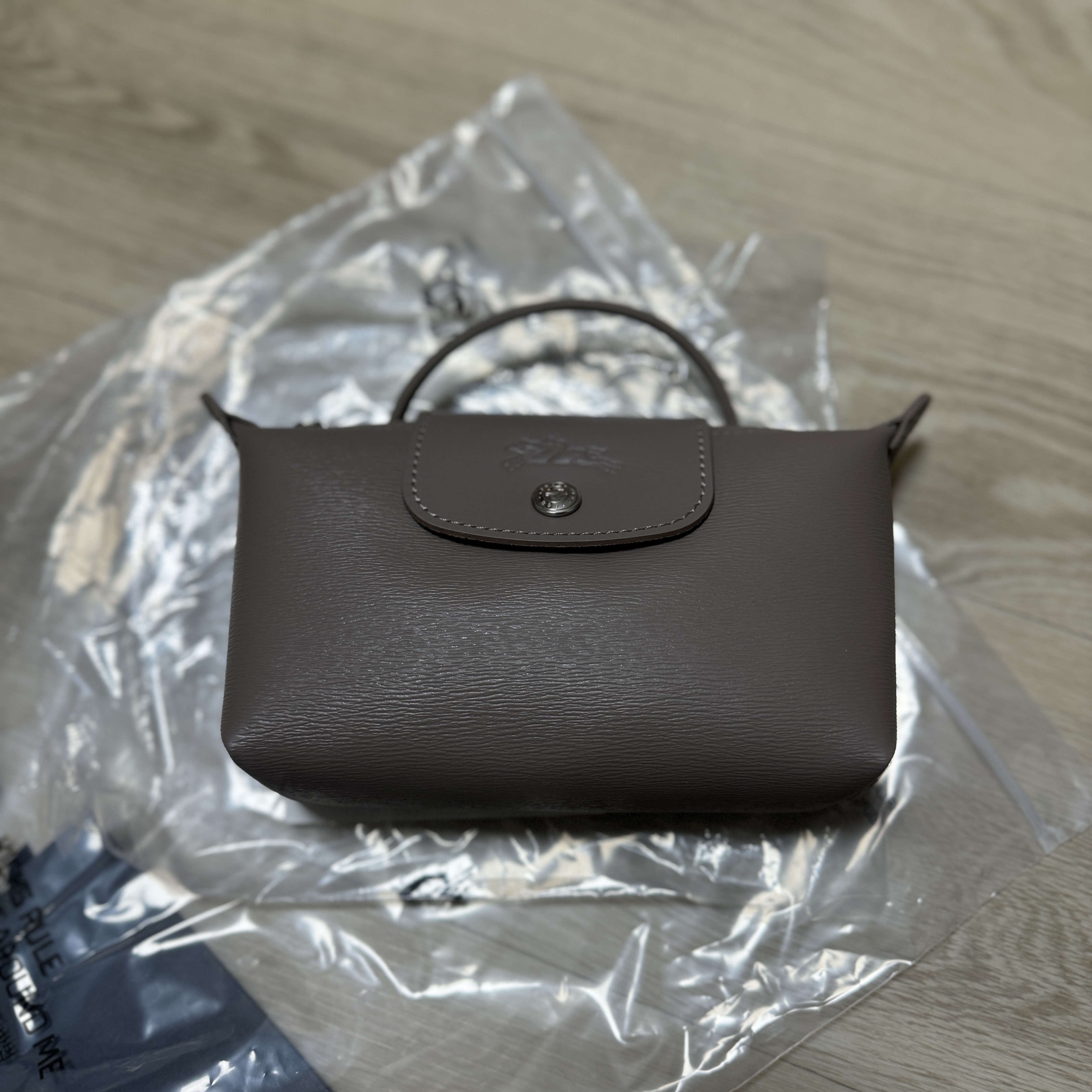 Longchamp Le Pliage City Handle Pouch Beige Taupe 착용 스타일