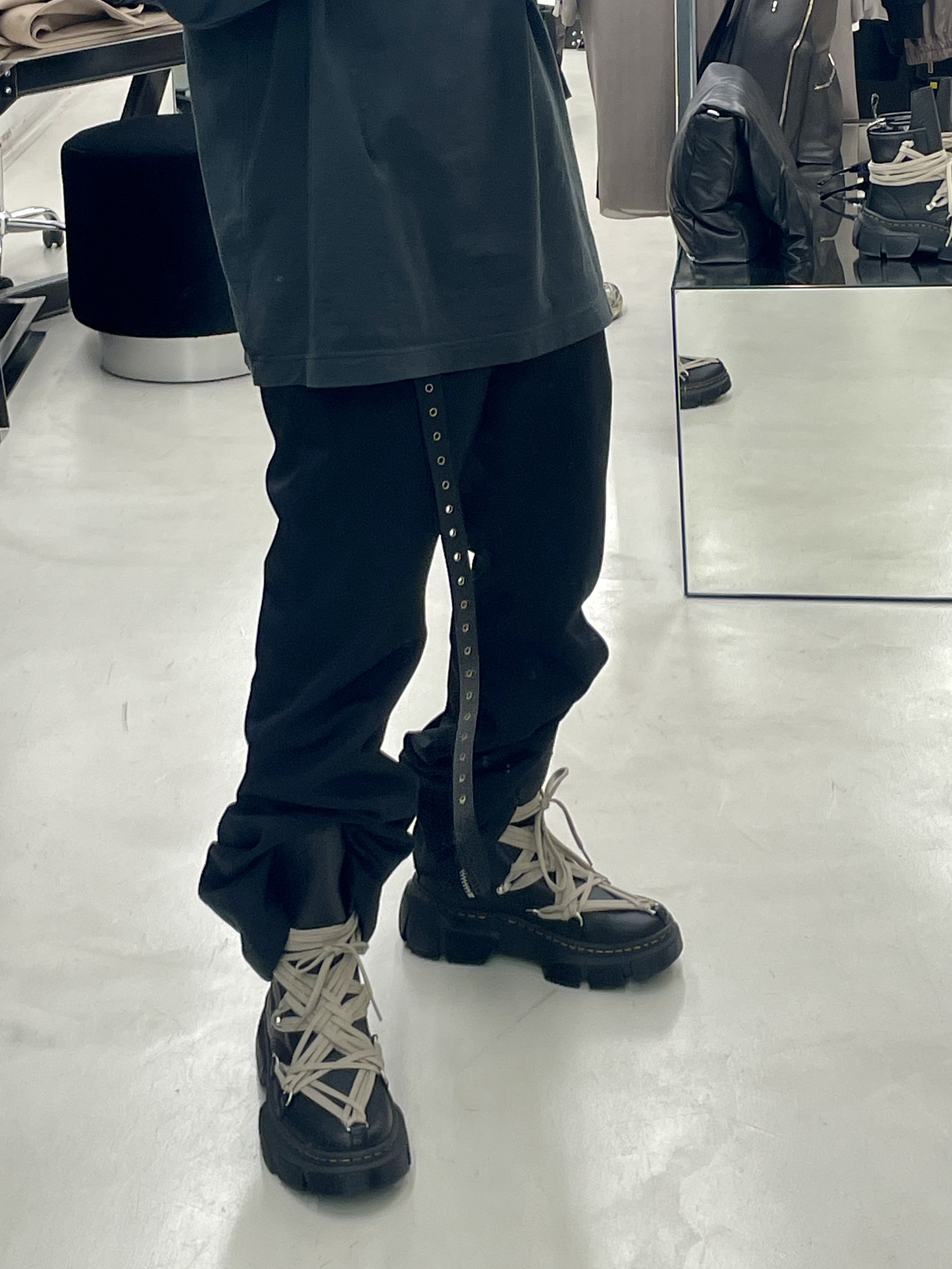 Dr. Martens x Rick Owens 1460 DMXL Megalace Black, Yeezy Gap Engineered By Balenciaga Dove Long Sleeve T-Shirt Black 착용 스타일 - 2