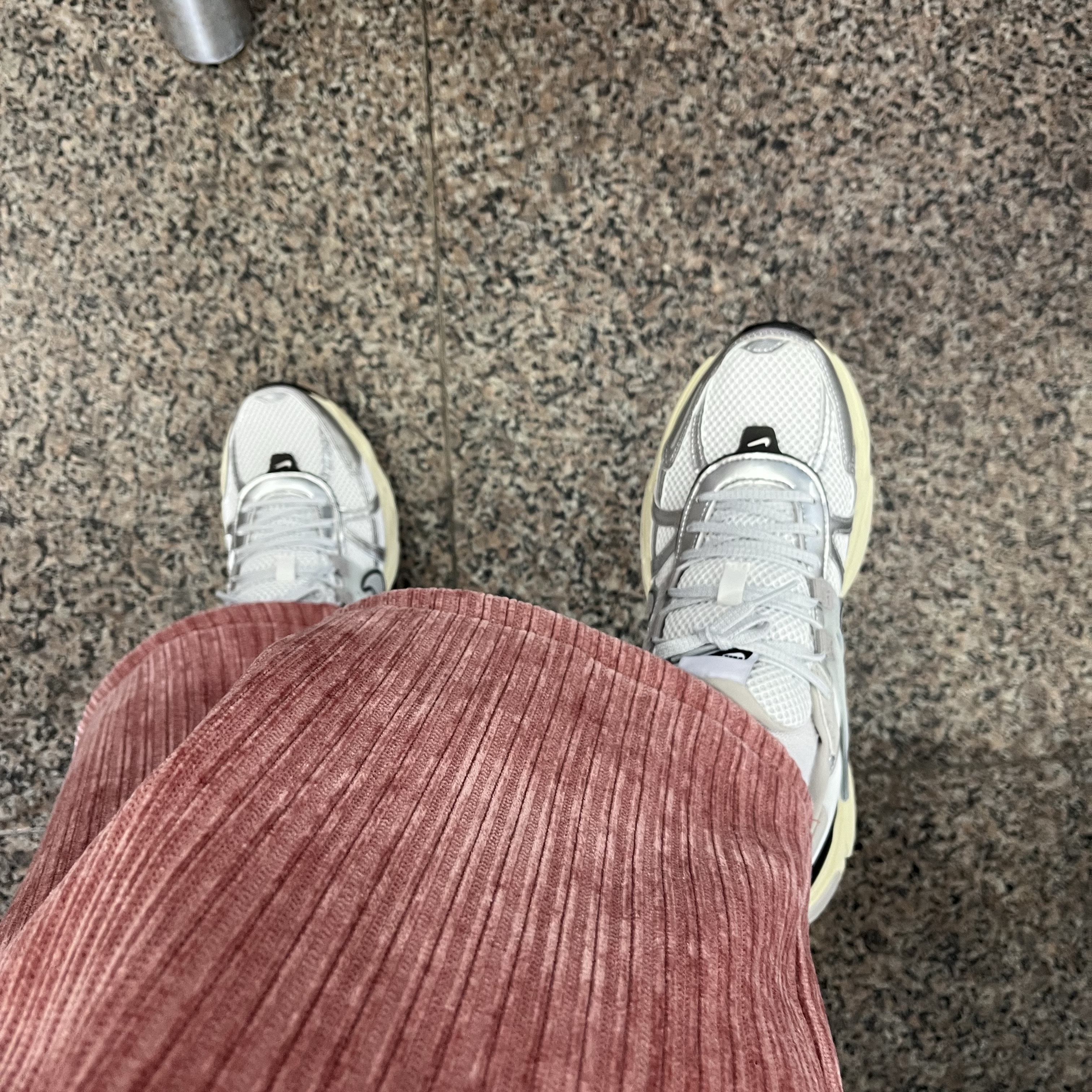 Nike V2K Run Summit White Metallic Silver 착용 스타일