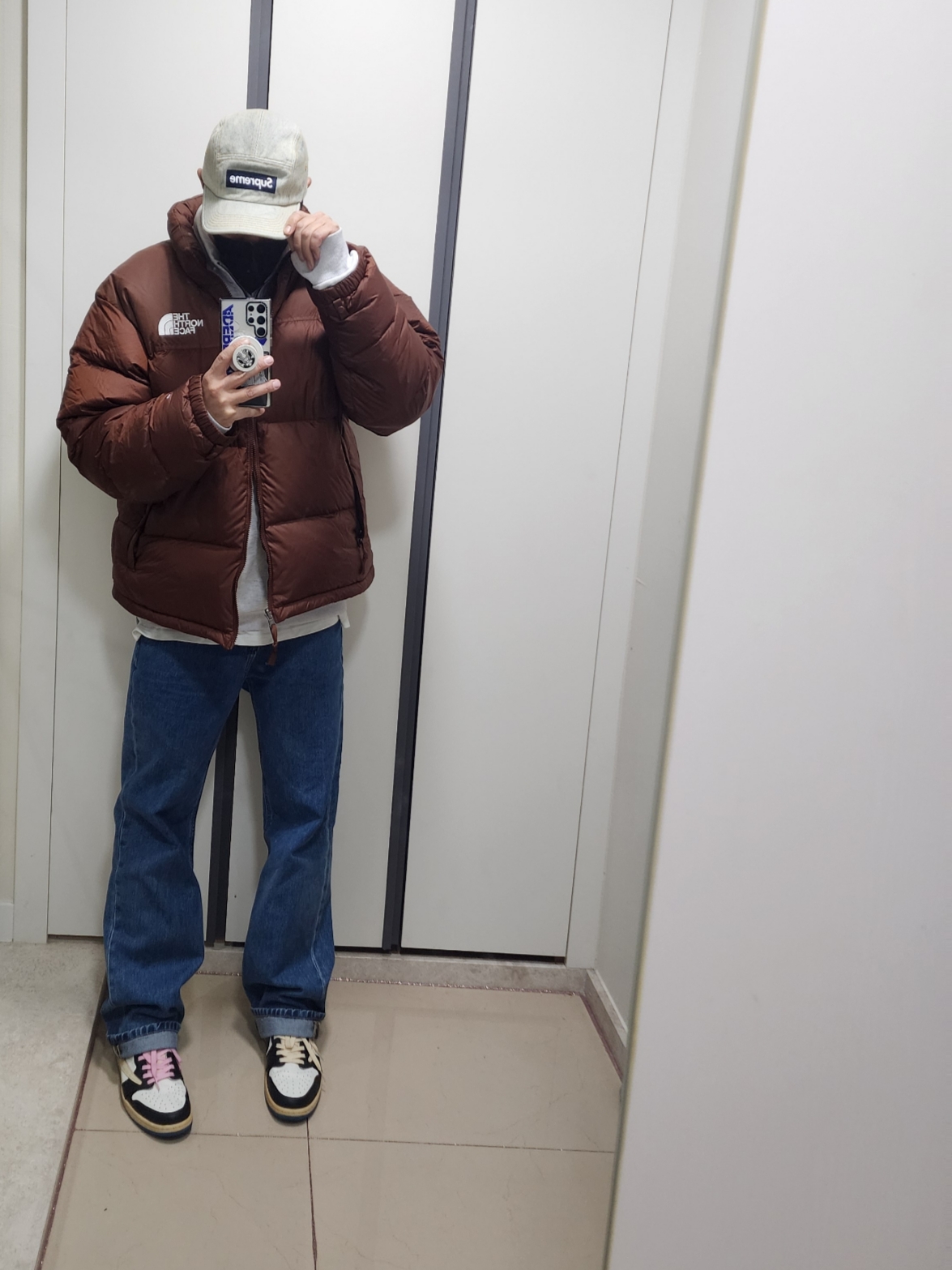 The North Face 1996 Retro Nuptse Jacket Dark Oak, Supreme Denim Camp Cap Dirty Indigo - 23SS 착용 스타일 - 2