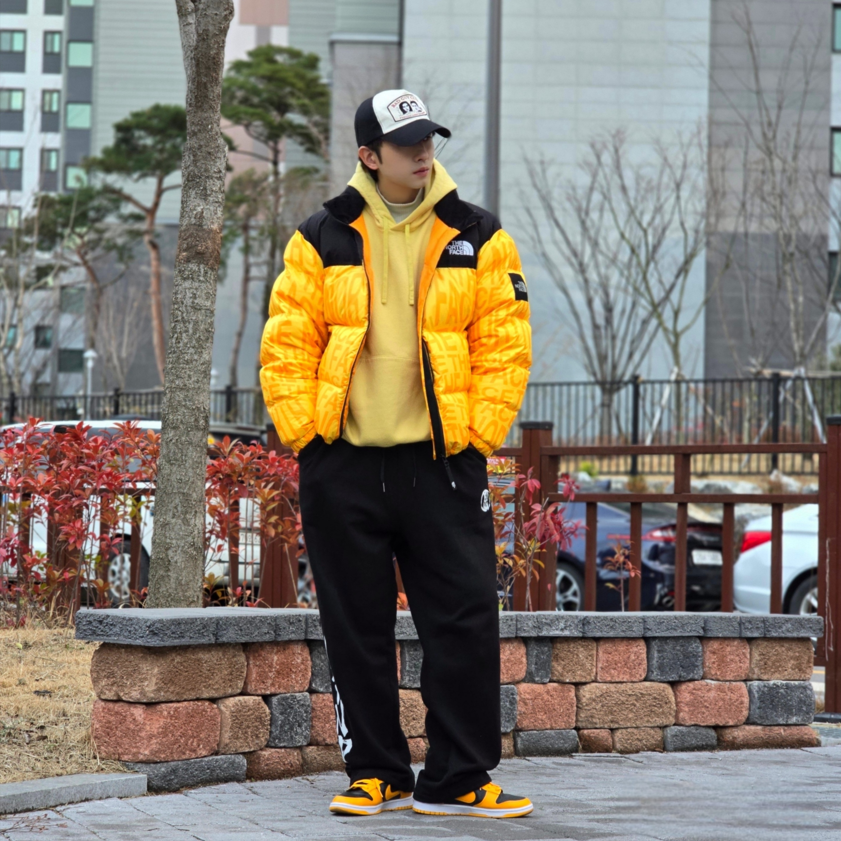 The North Face White Label Novelty Nuptse Down Jacket P Yellow, Nike NSW Club Fleece Pullover Hoodie Saturn Gold - US/EU 착용 스타일 - 4