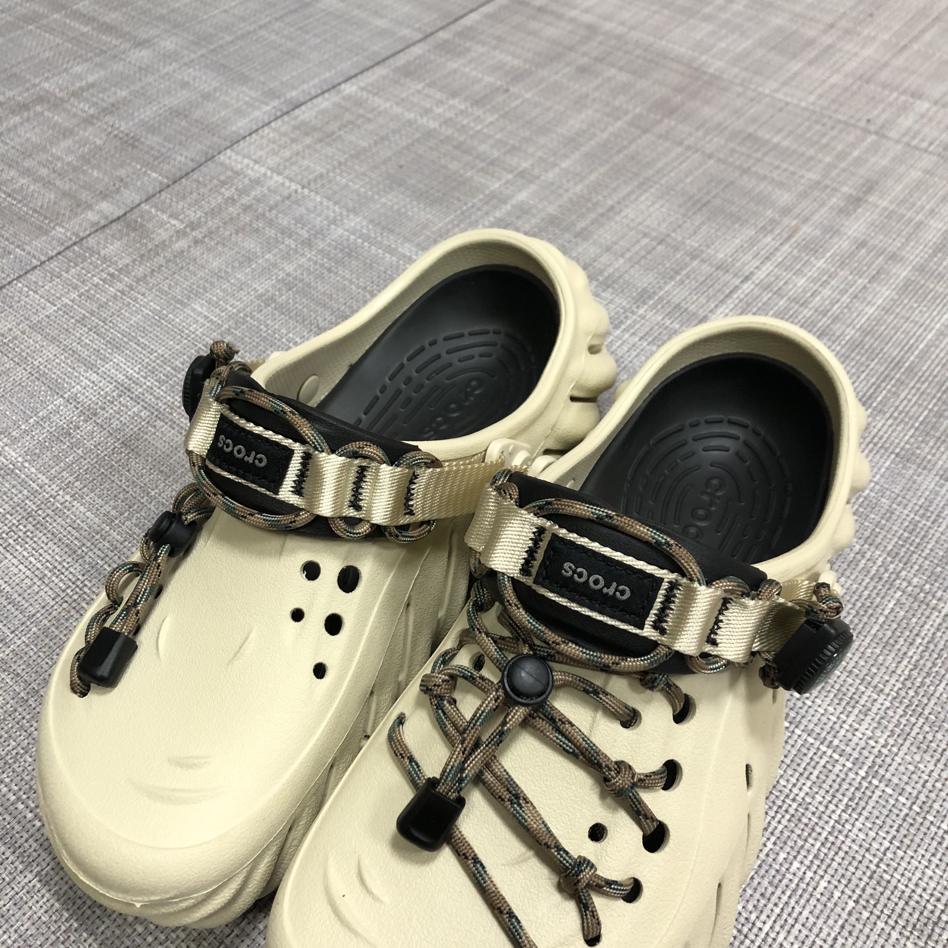 Crocs Echo Clog Bone Black 착용 스타일 - 2