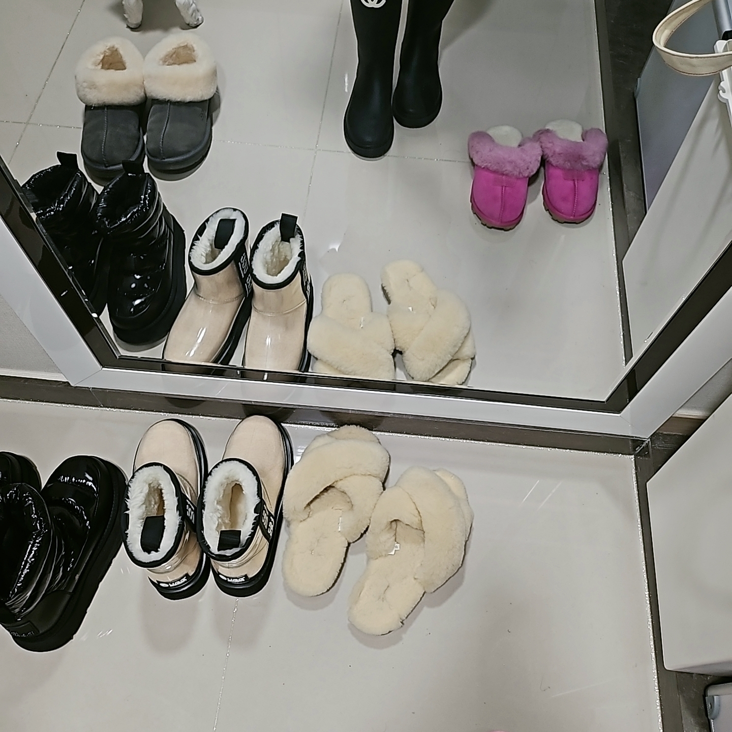 (W) UGG Classic Clear Mini Boots Natural Black, Mardi Mercredi Les Pompes Women Hiver Padding Oblique Boots Black 착용 스타일