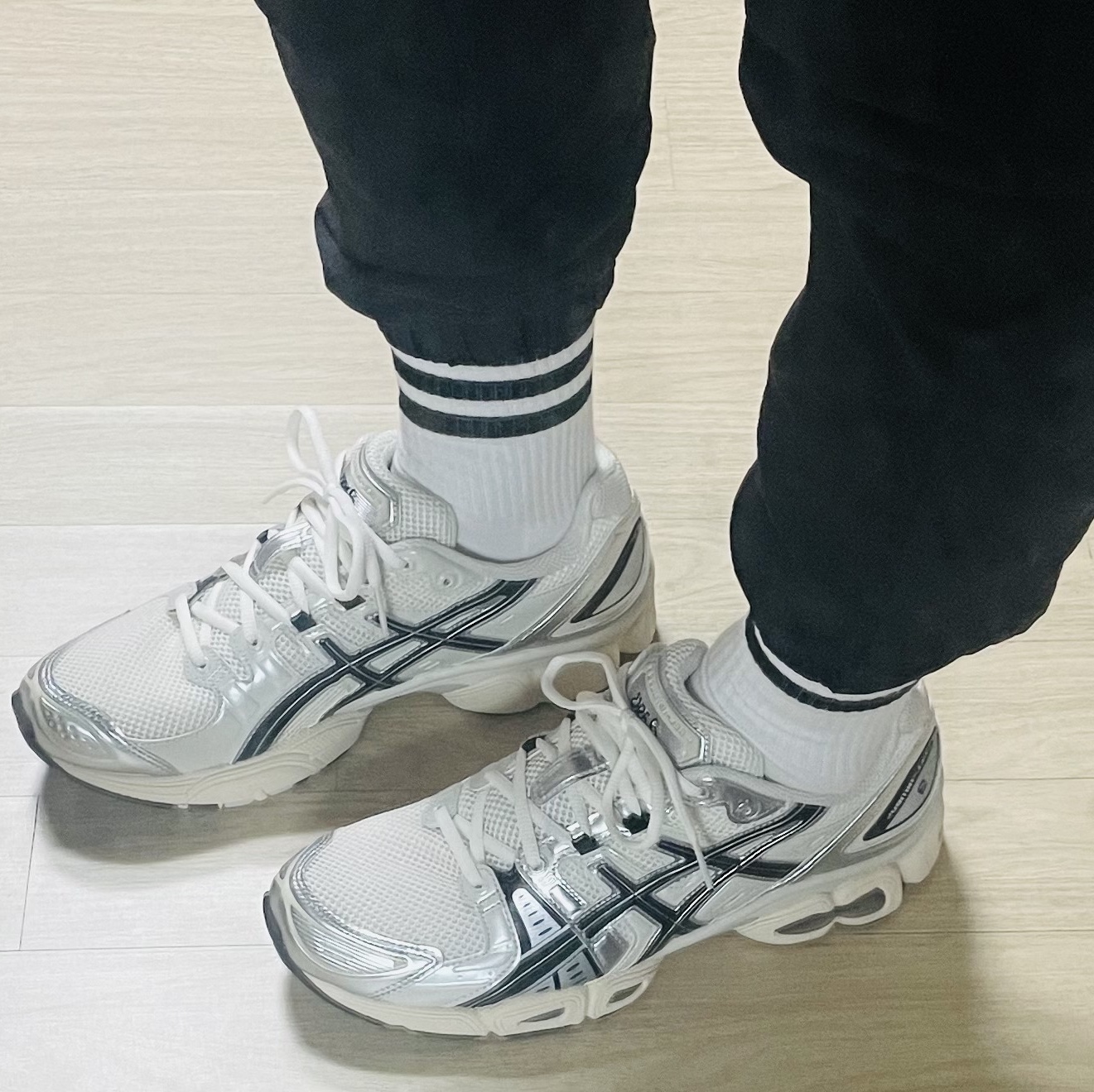 Asics Gel-Nimbus 9 Cream Black 착용 스타일