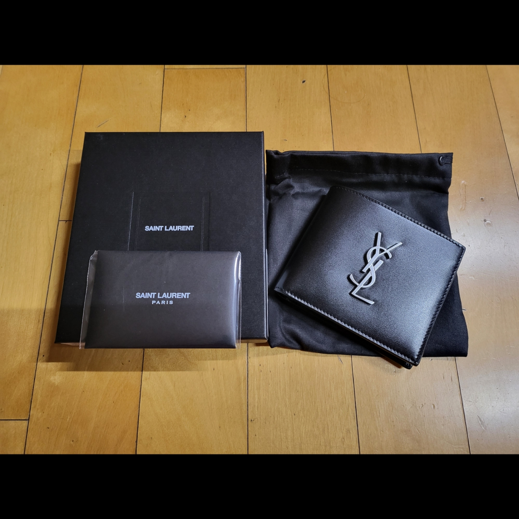 Saint Laurent East/West Wallet in Smooth Leather Black 착용 스타일