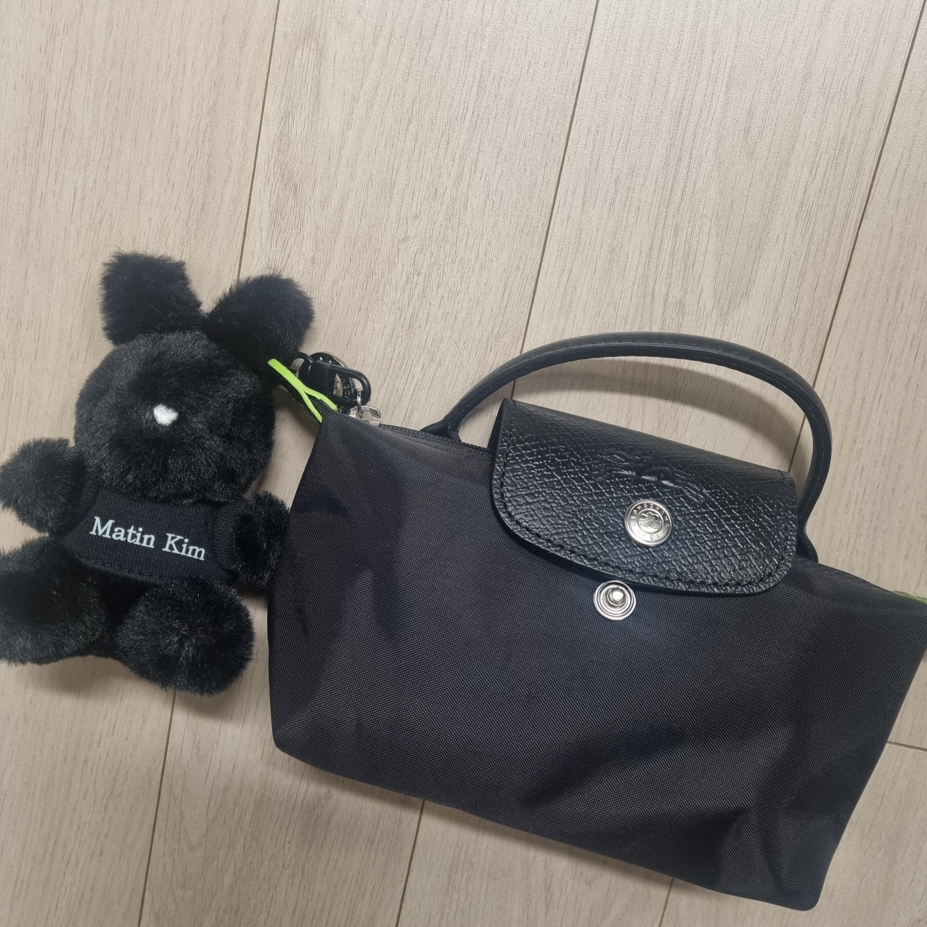 Longchamp Le Pliage Green Handle Pouch Black 착용 스타일