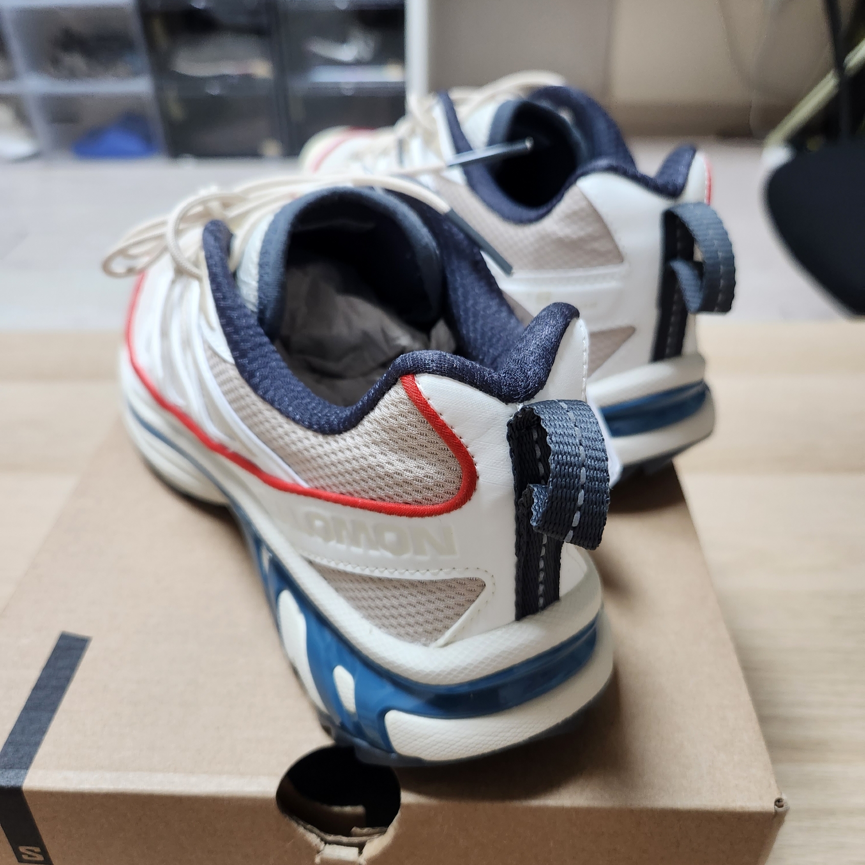 Salomon XT-6 Expanse Almond Milk Aegean Blue 착용 스타일 - 3