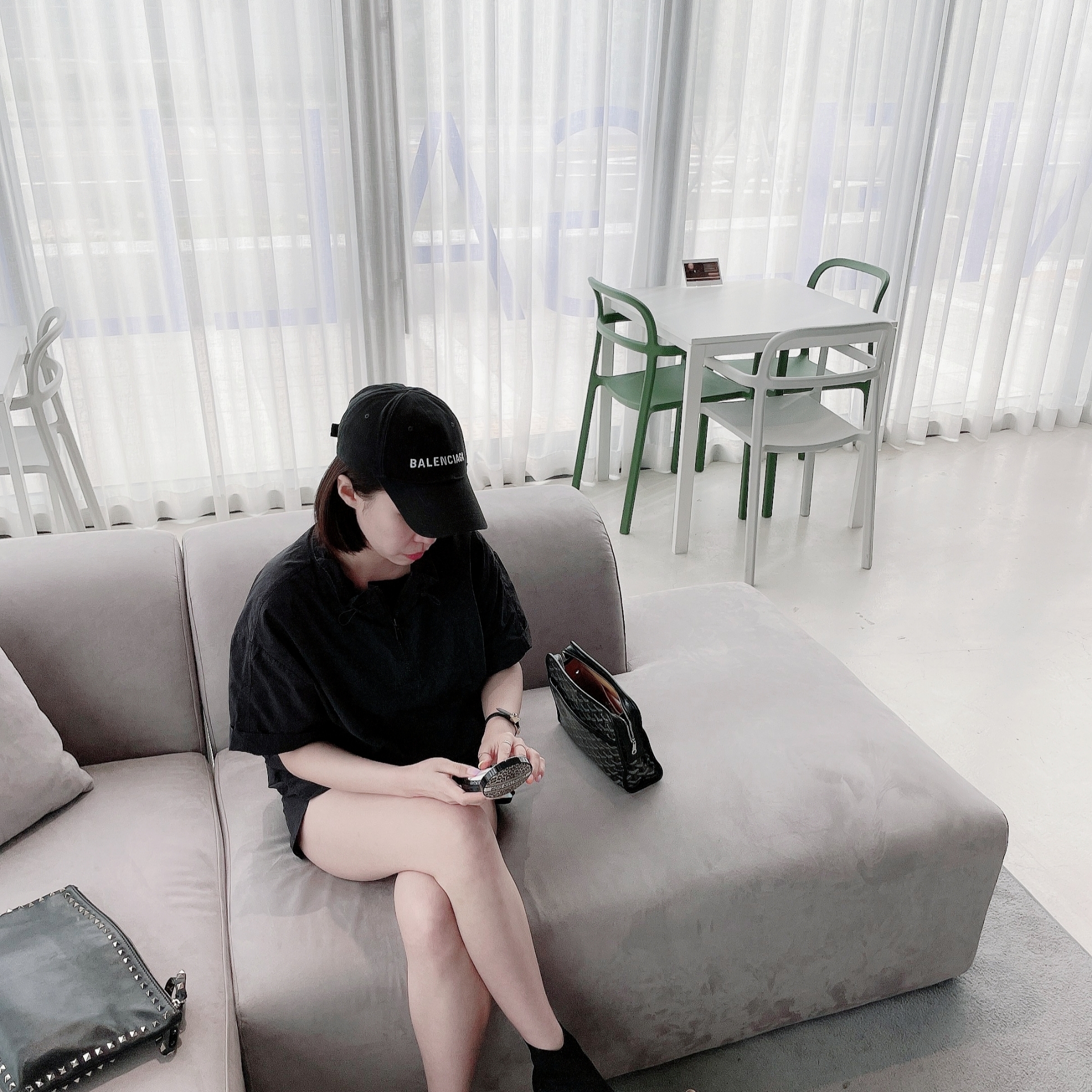 (W) Balenciaga Speed 2.0 Trainer Shiny Black, Balenciaga Logo Cap Black 착용 스타일