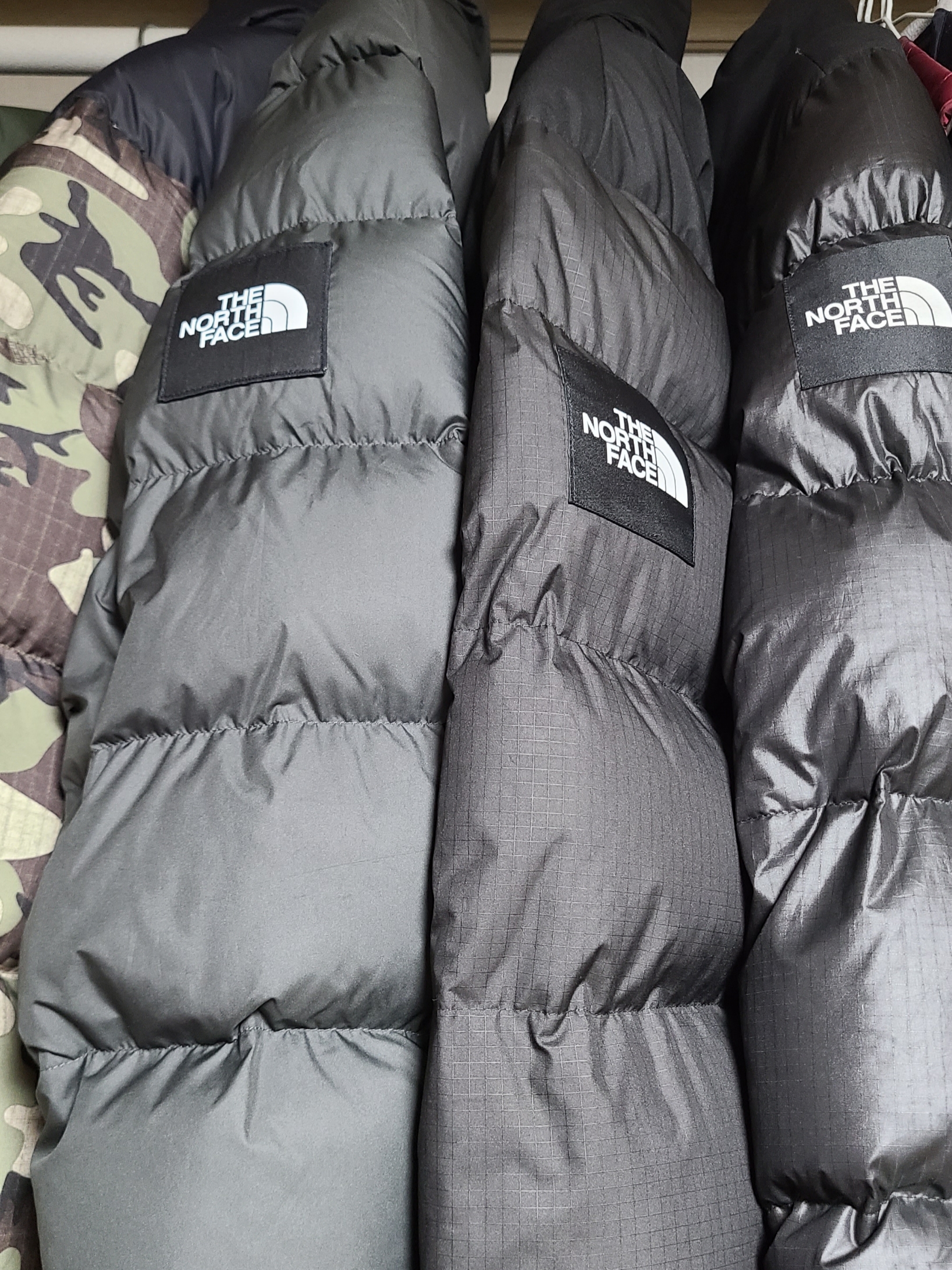 The North Face 1996 Novelty Nuptse Jacket Khaki, The North Face 1992 Nuptse Jacket Charcoal 착용 스타일