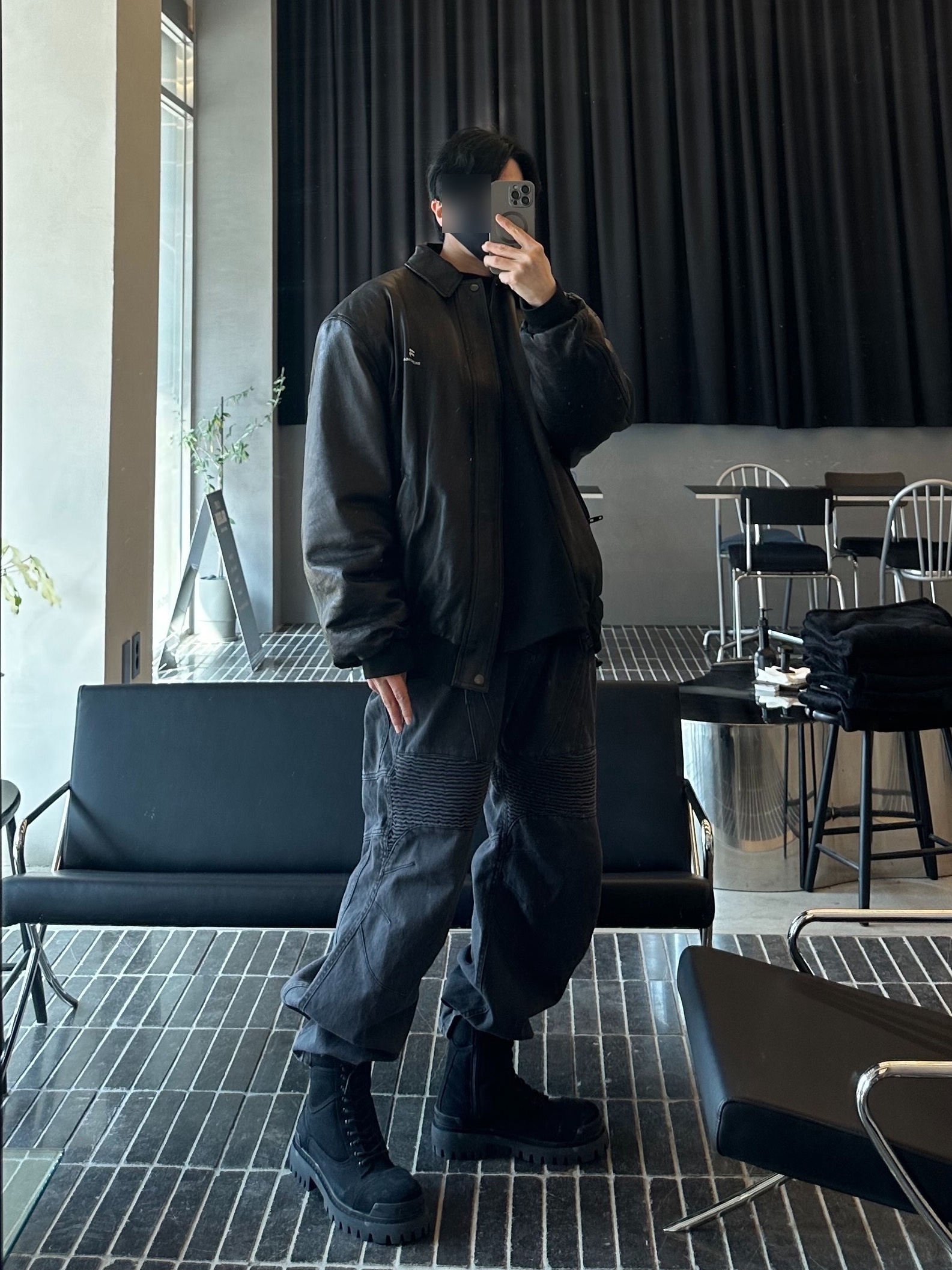 Balenciaga Combat Strike 20mm Boots Black, Balenciaga Sporty B Taxi Blouson Black 착용 스타일 - 2