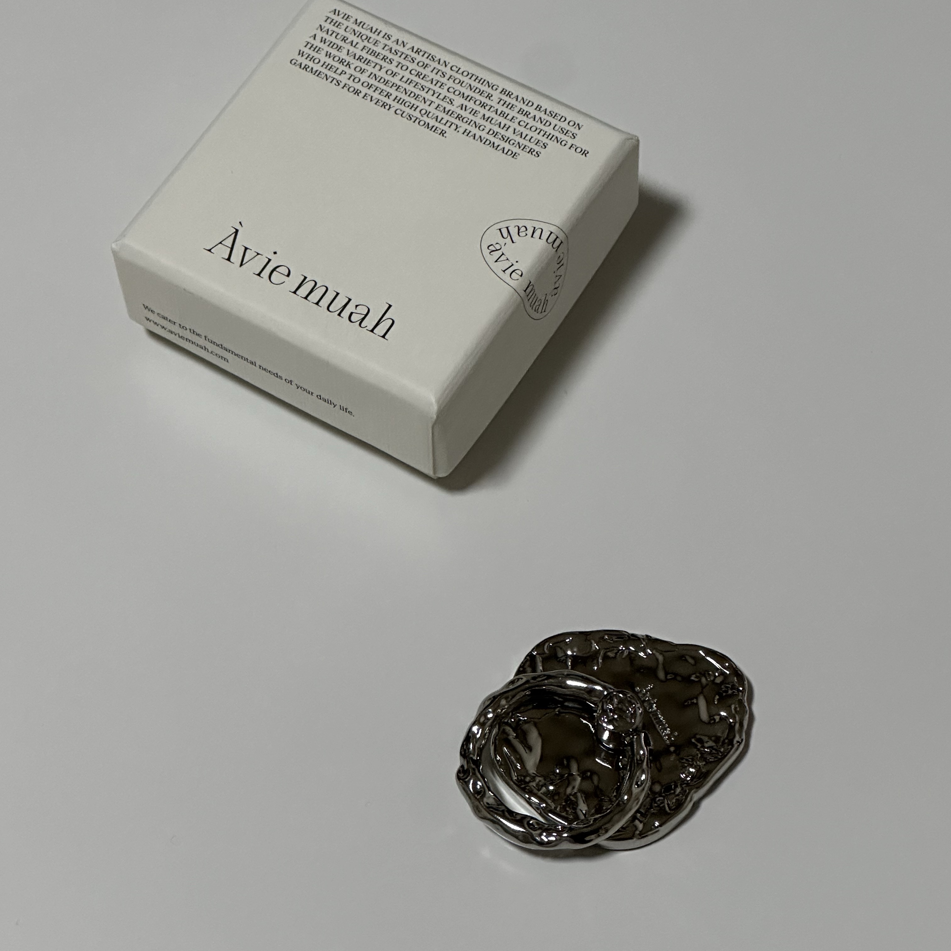 Aviemuah Ave Phone Knob Rhodium 착용 스타일
