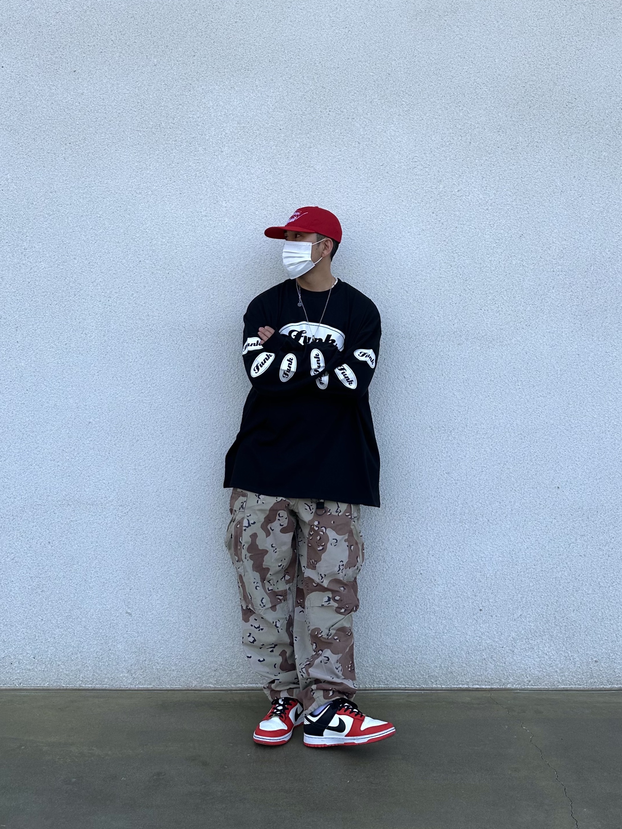 Nike x NBA Dunk Low Retro EMB Black and Chile Red 착용 스타일 - 1