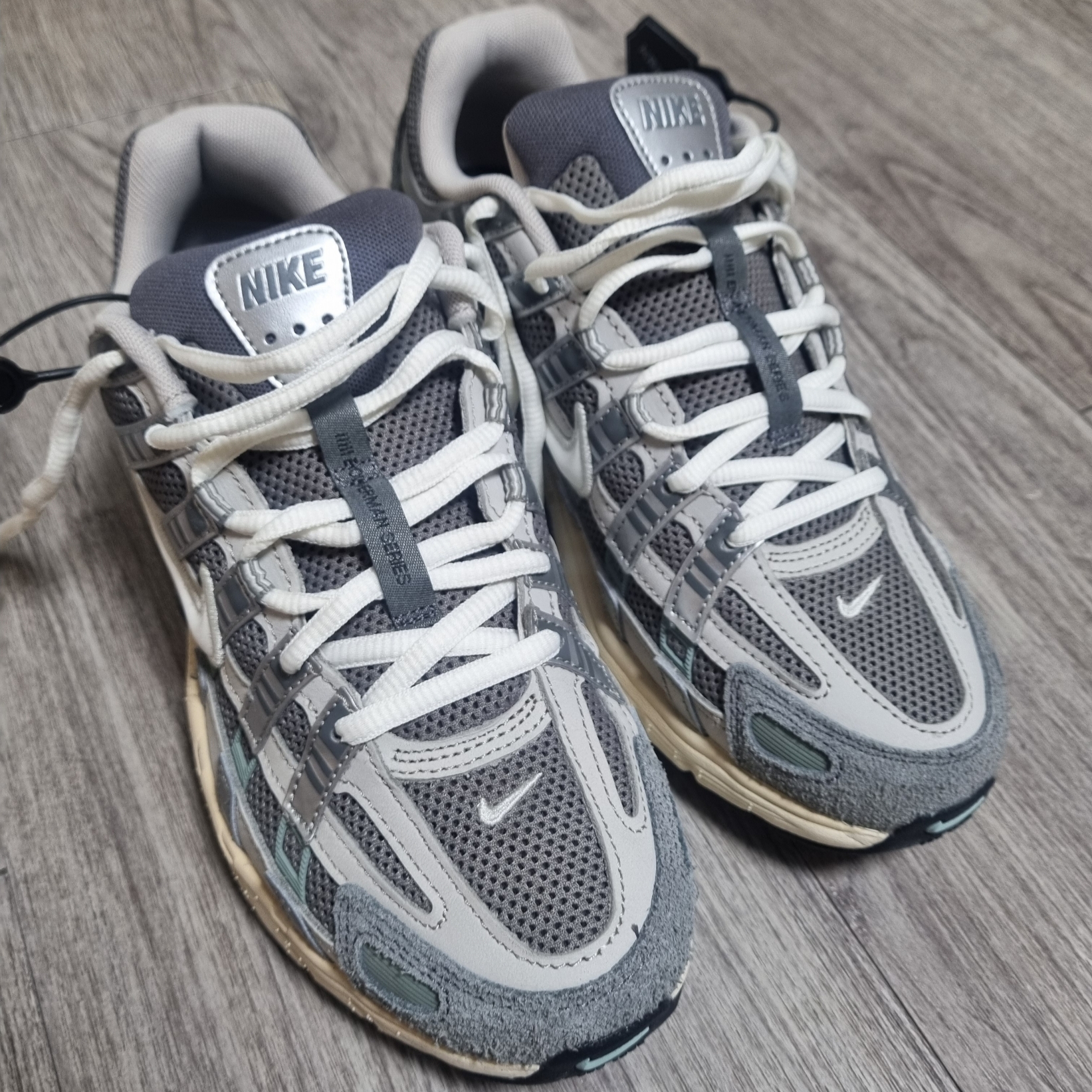 Nike P-6000 Flat Pewter Light Iron Ore 착용 스타일