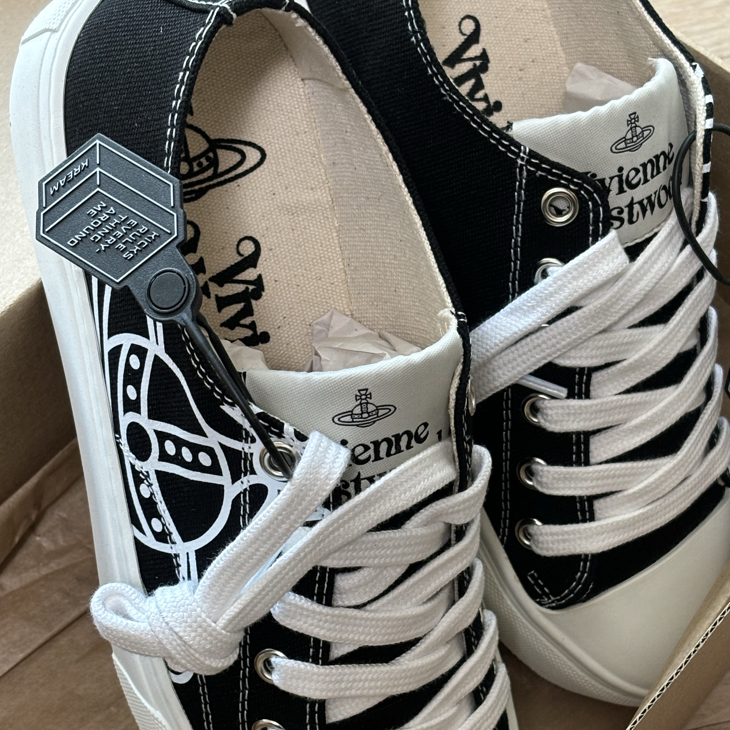 (W) Vivienne Westwood Plimsoll Low Top 2.0 Trainer Black 착용 스타일