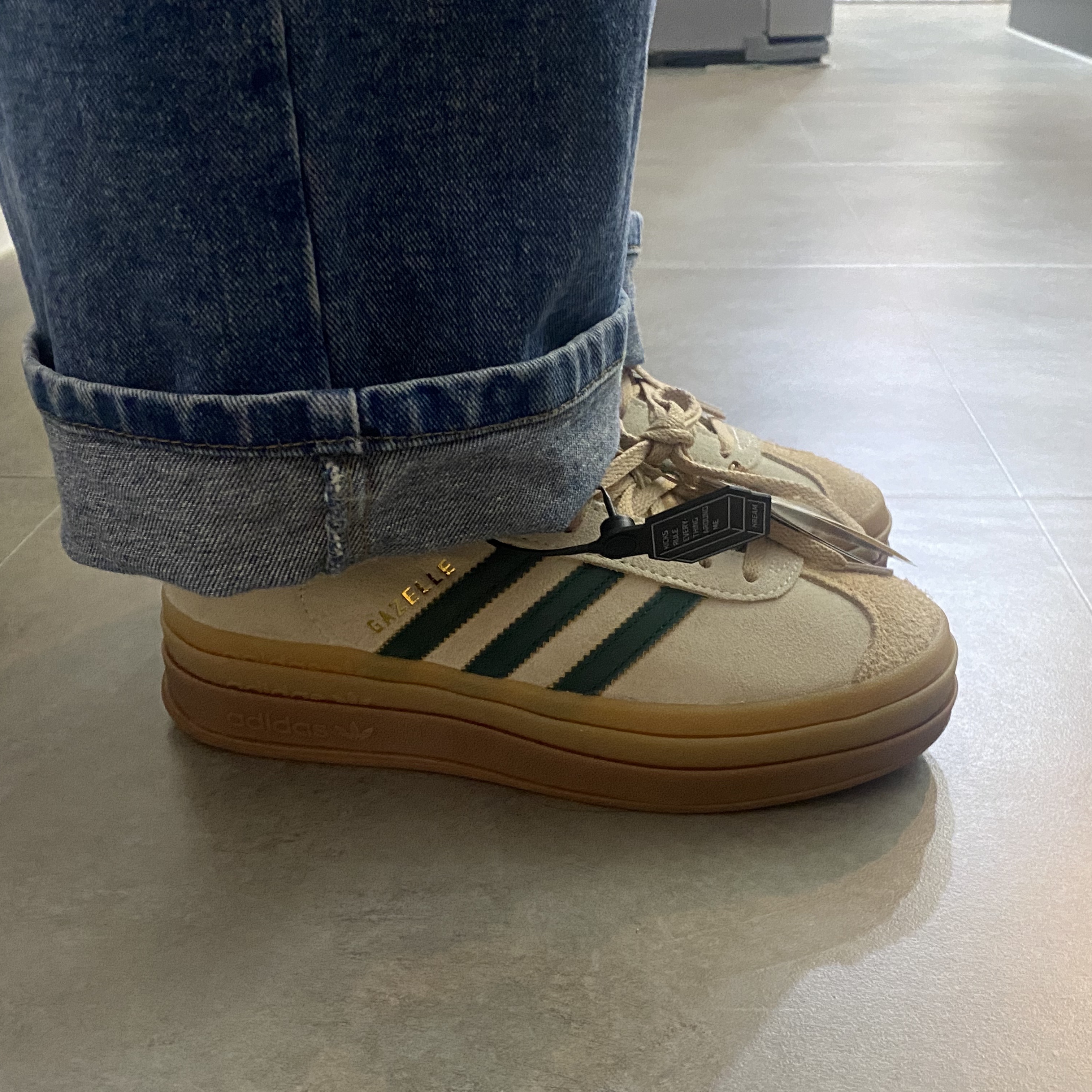 (W) Adidas Gazelle Bold Cream White Collegiate Green 착용 스타일 - 2