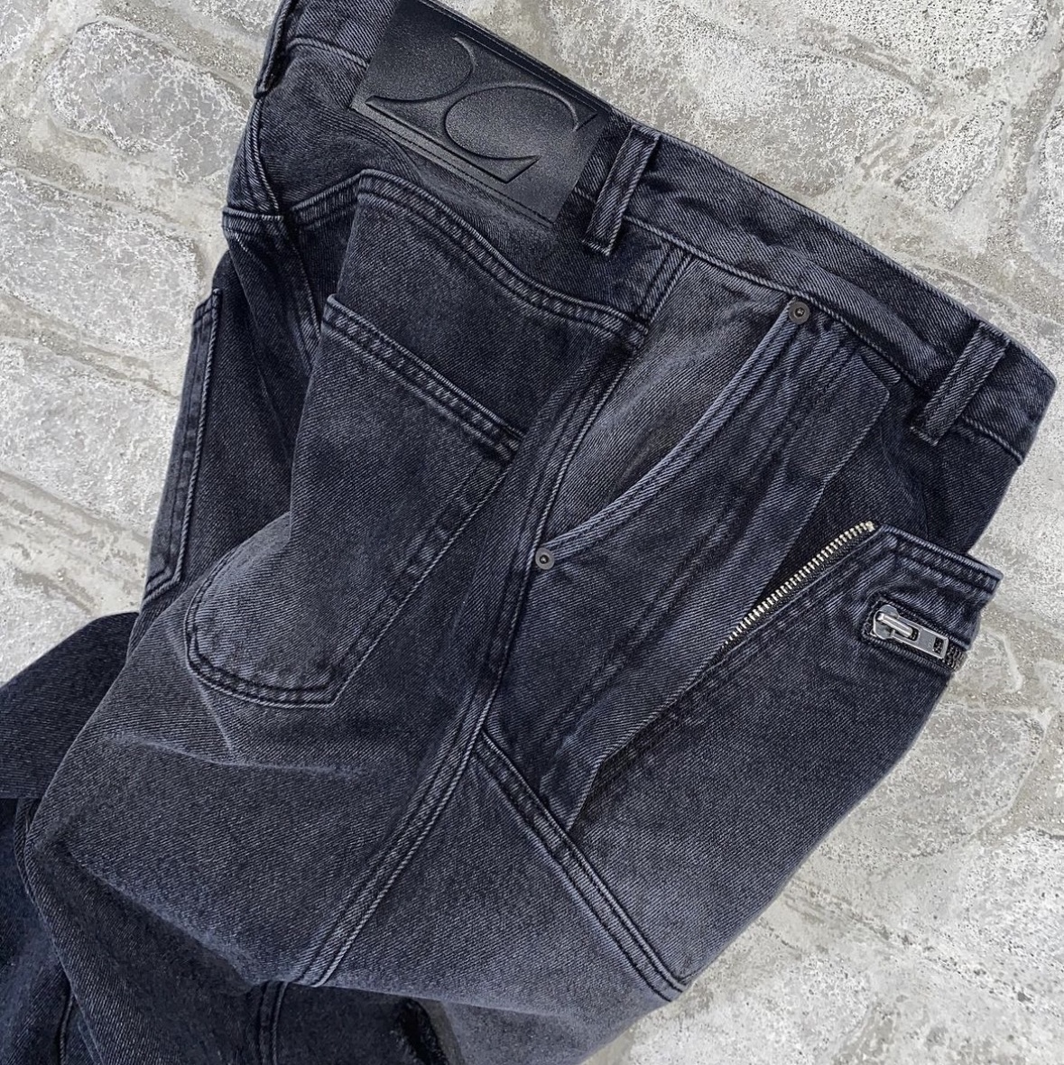 Icyto Shield Jeans Black 착용 스타일 - 2