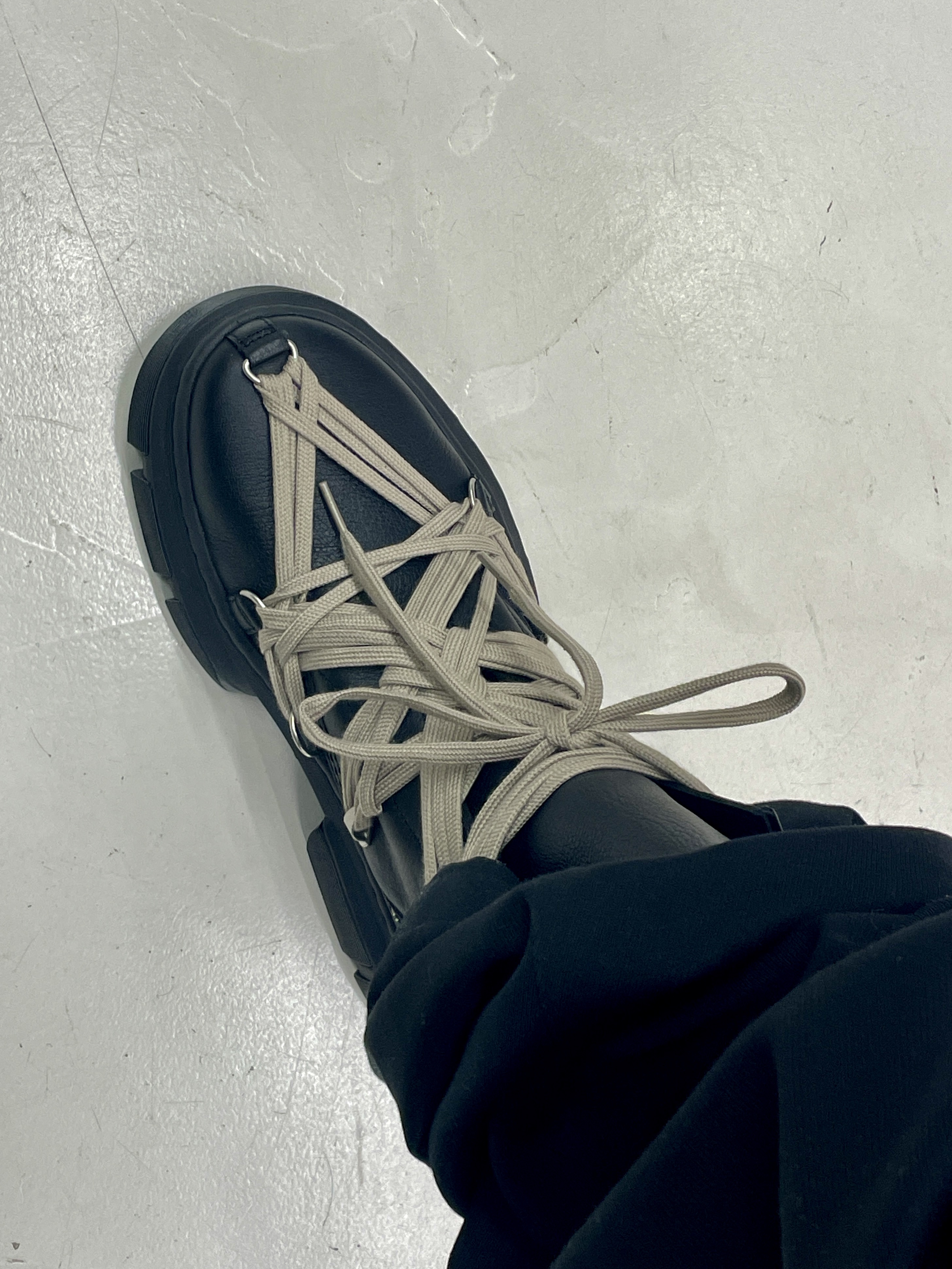Dr. Martens x Rick Owens 1460 DMXL Megalace Black, Yeezy Gap Engineered By Balenciaga Dove Long Sleeve T-Shirt Black 착용 스타일 - 3