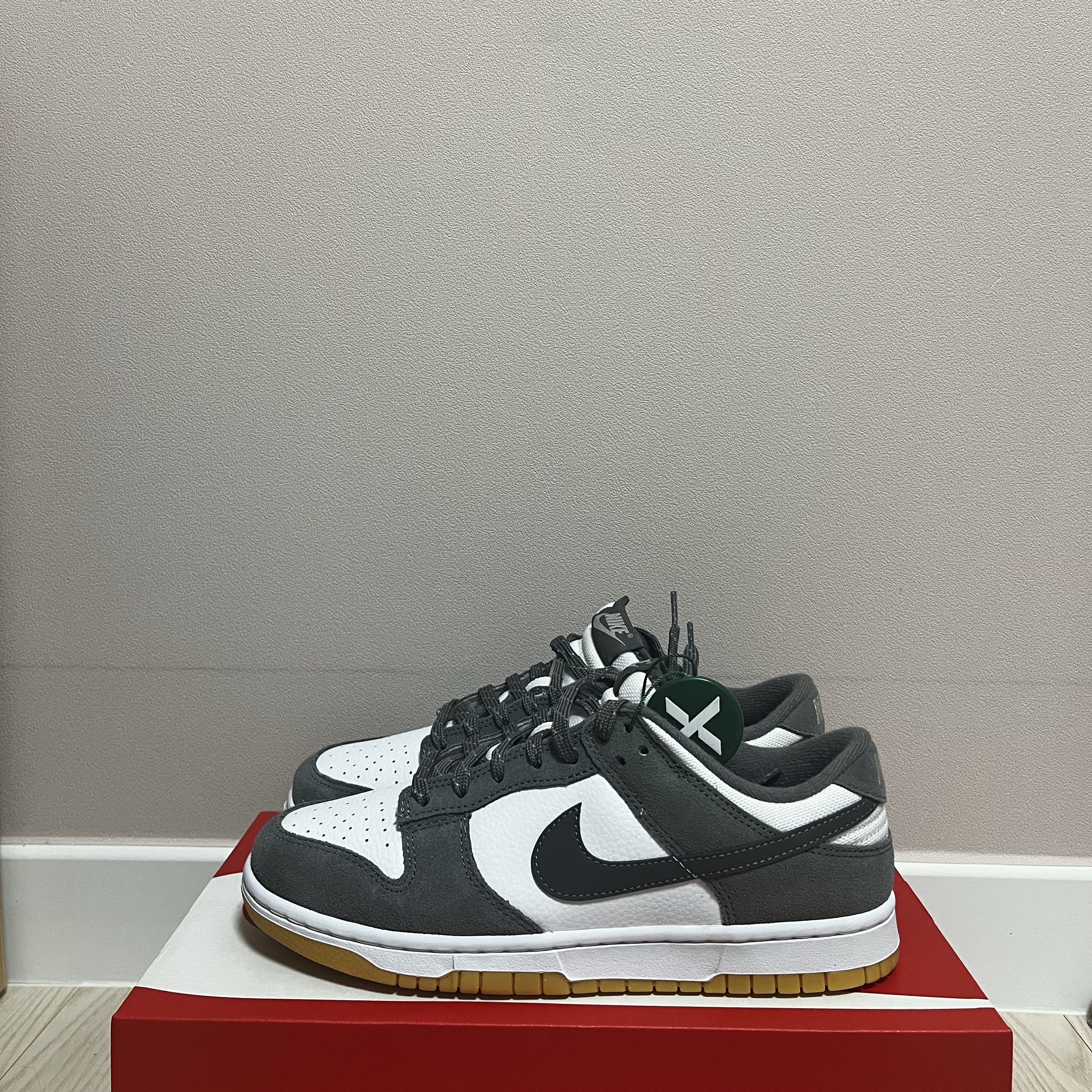 Nike Dunk Low Smoke Grey Gum 착용 스타일 - 1