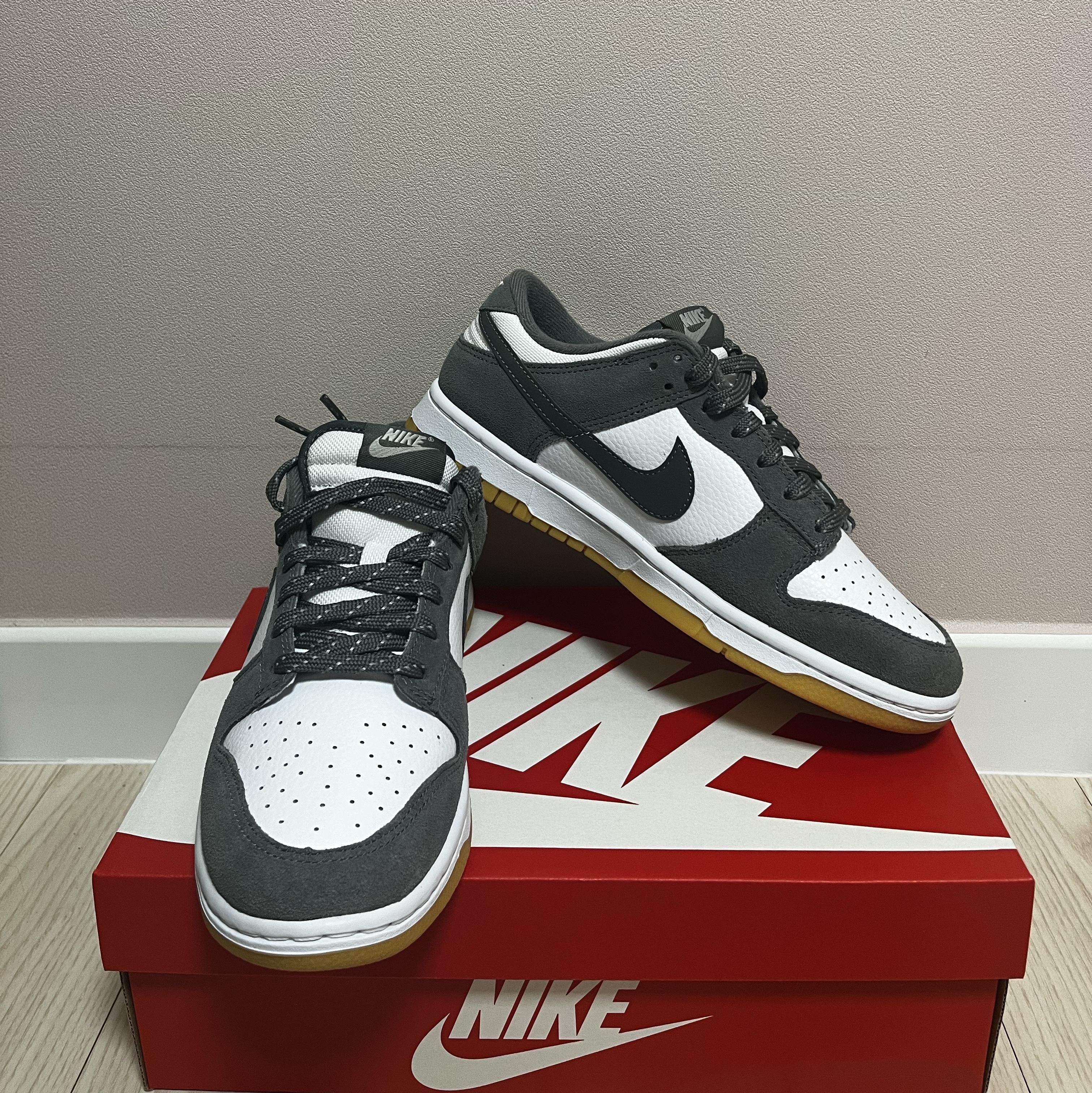 Nike Dunk Low Smoke Grey Gum 착용 스타일 - 5