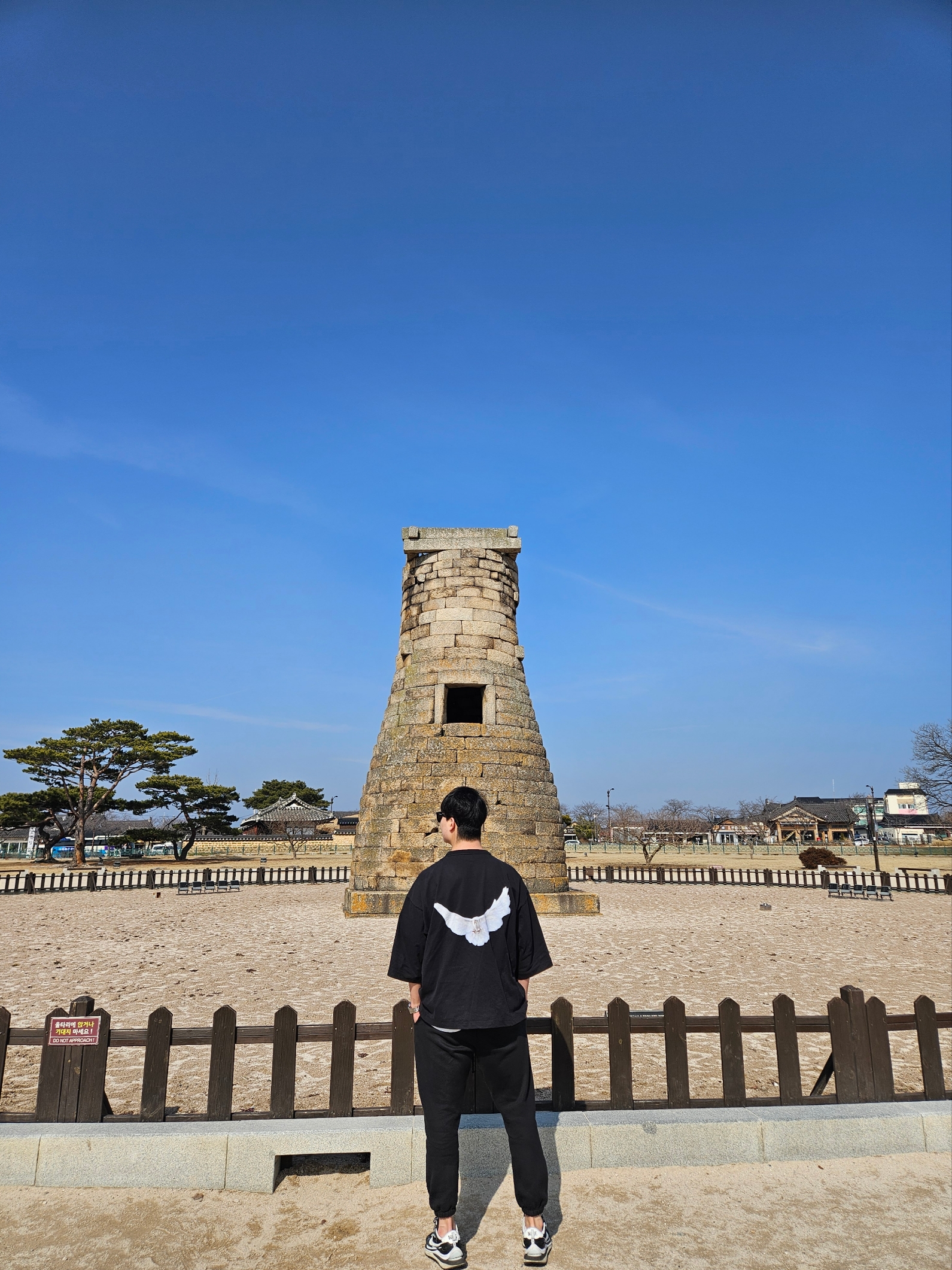 Essentials The Core Collection Sweatpants Black, Yeezy Gap Engineered By Balenciaga Dove 3/4 Sleeve T-Shirt Black 착용 스타일