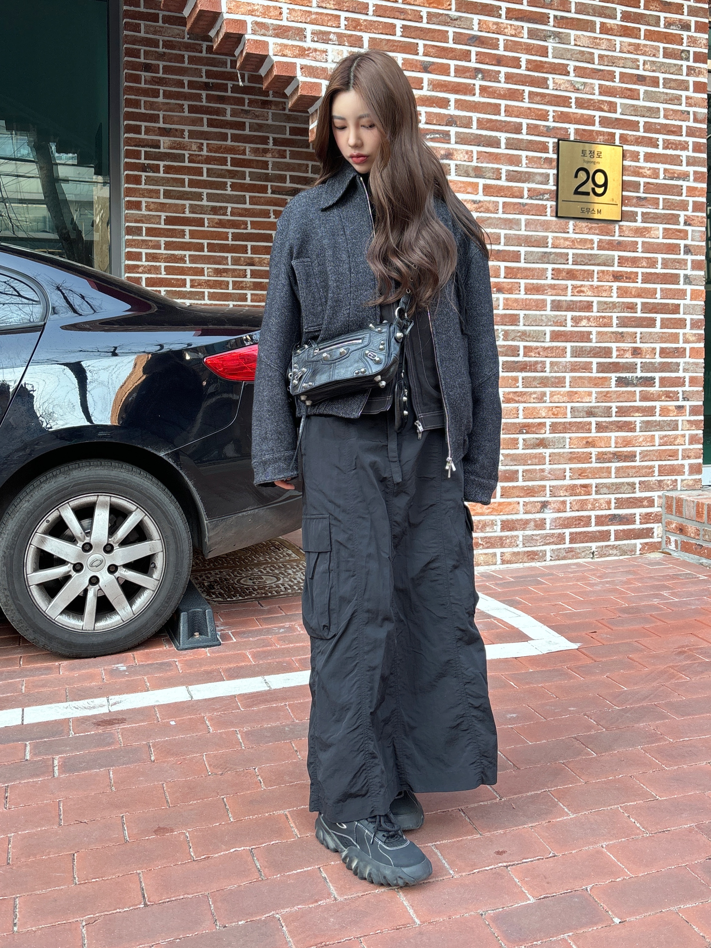 Oakley Factory Team x Brain Dead Chop Saw Black, Balenciaga Arena Lambskin Aged Silver Hardware Le Cagole XS Flap Bag Black 착용 스타일 - 1
