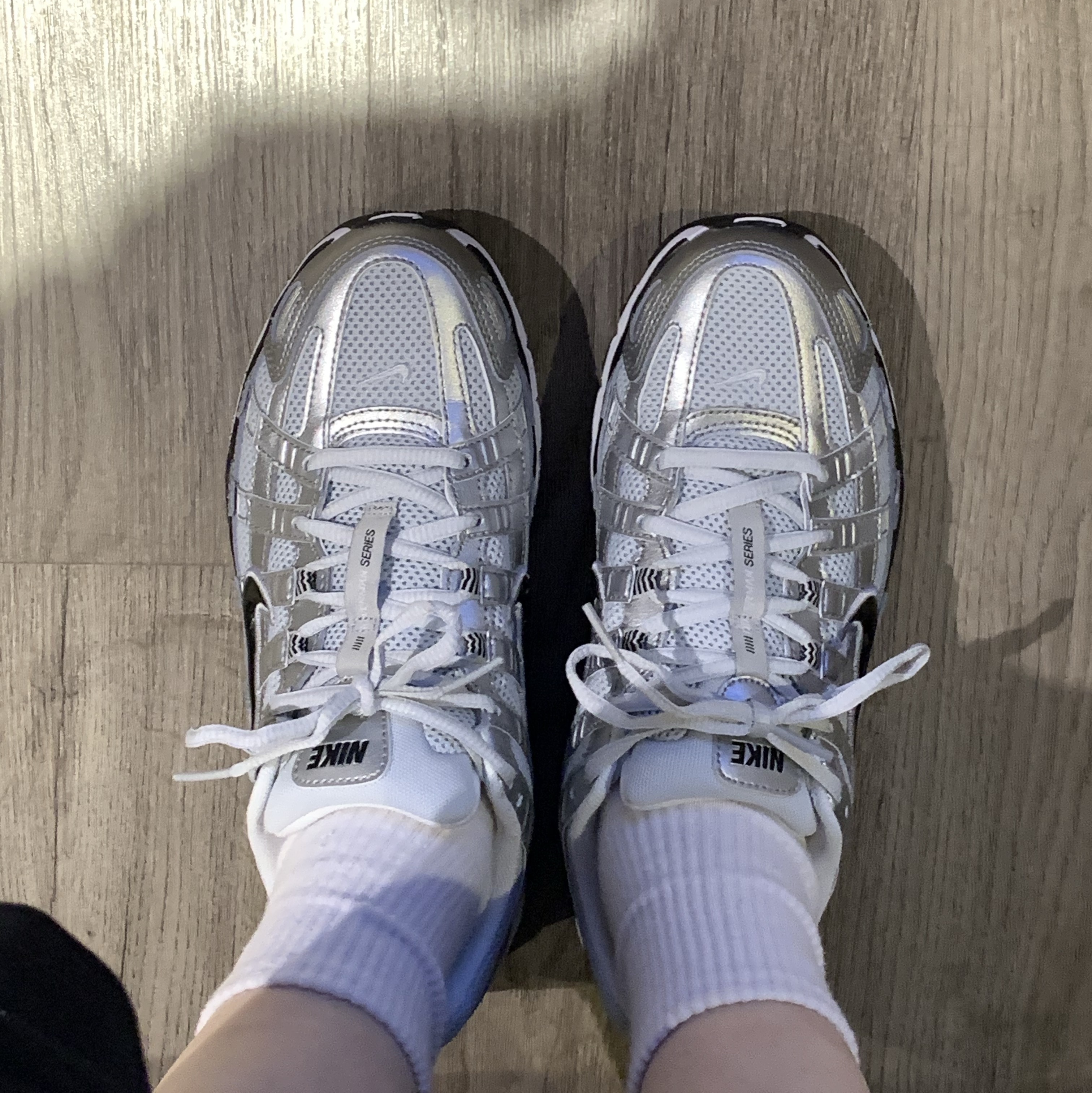 (W) Nike P-6000 White Metallic Silver 착용 스타일