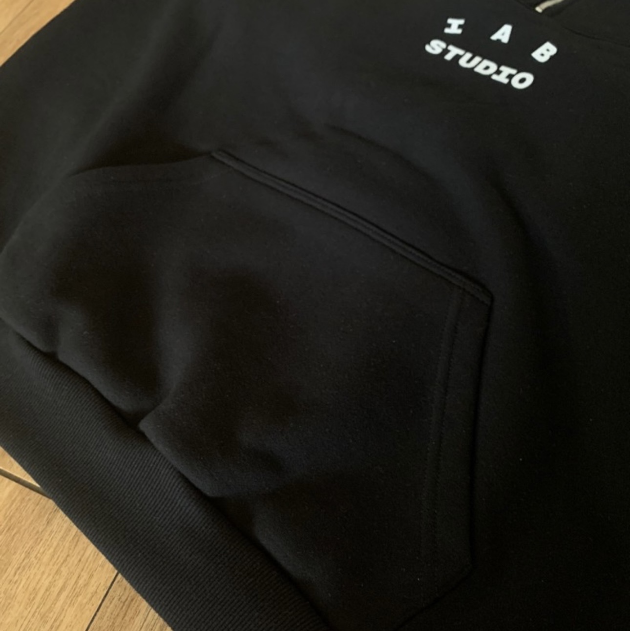 IAB Studio Half Zip-Up Black White 착용 스타일