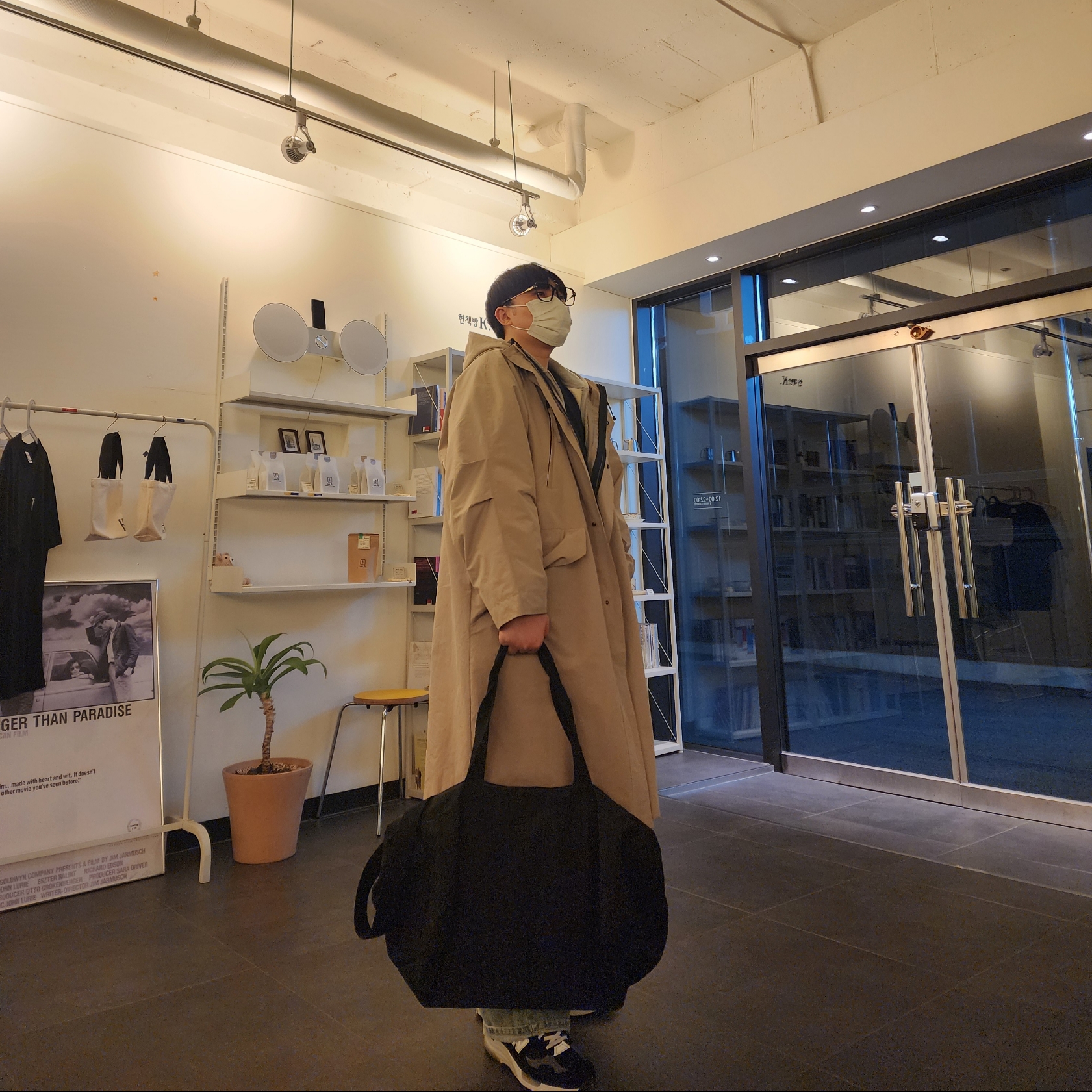 New Balance 992 Made in USA Black Grey, Ballute Nomad Hoodie Long Parka Beige 착용 스타일 - 1