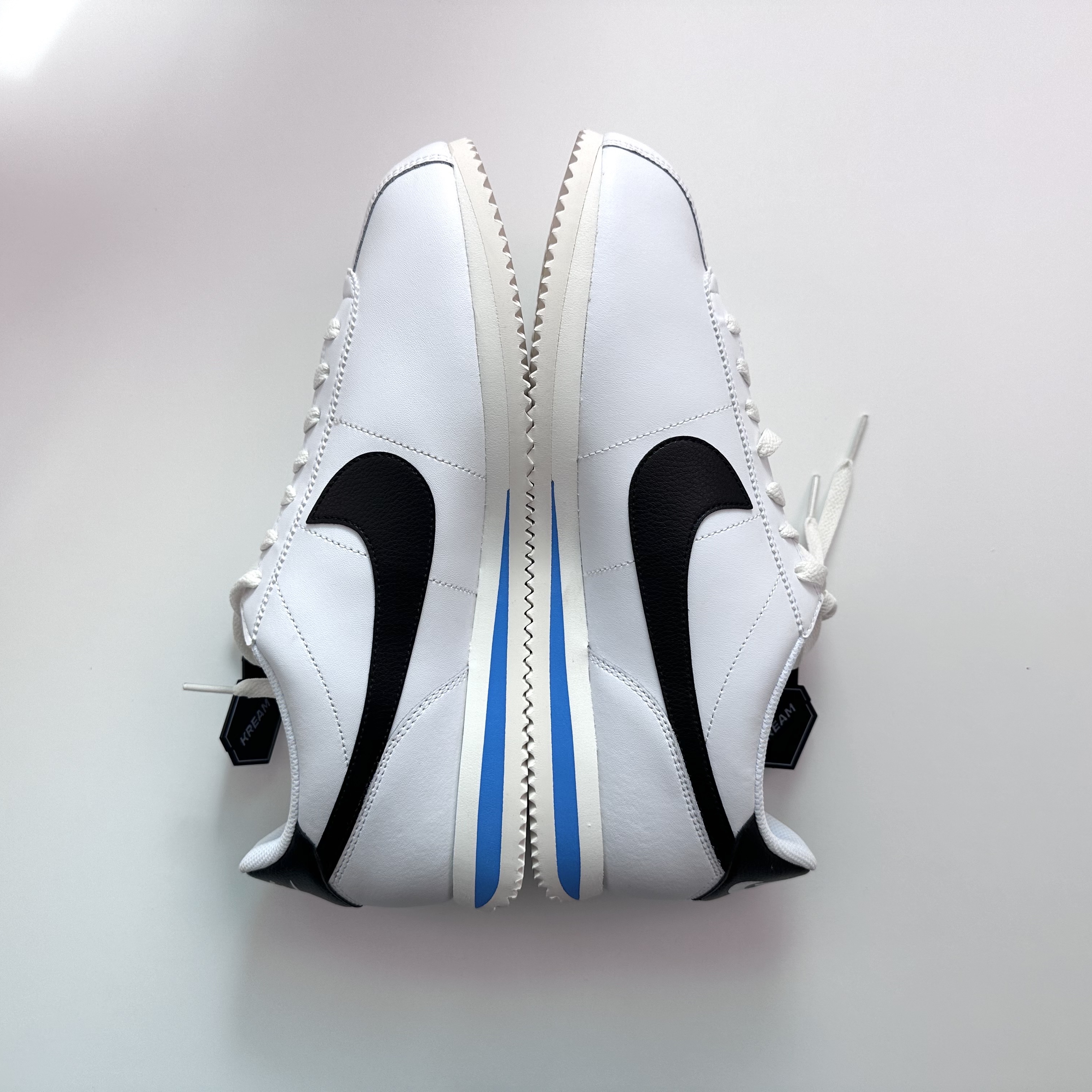 Nike Cortez White and Black 착용 스타일 - 3
