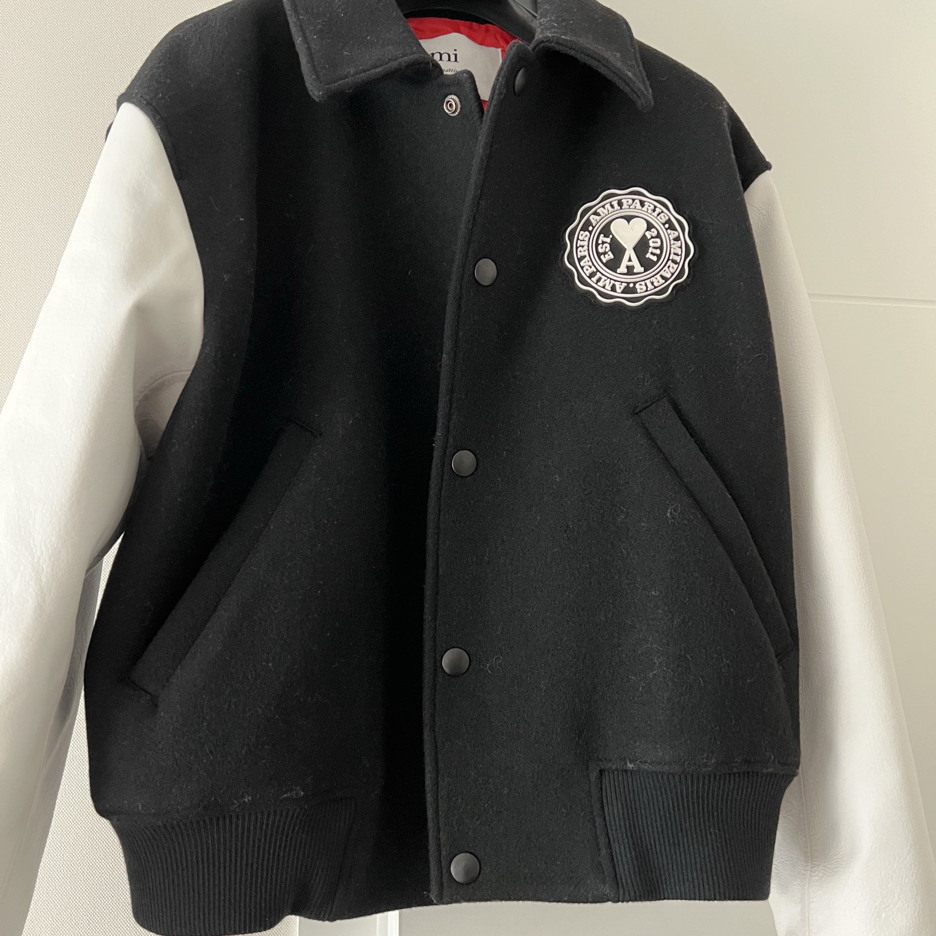 AMI de Coeur Patch Teddy Jacket Black 착용 스타일