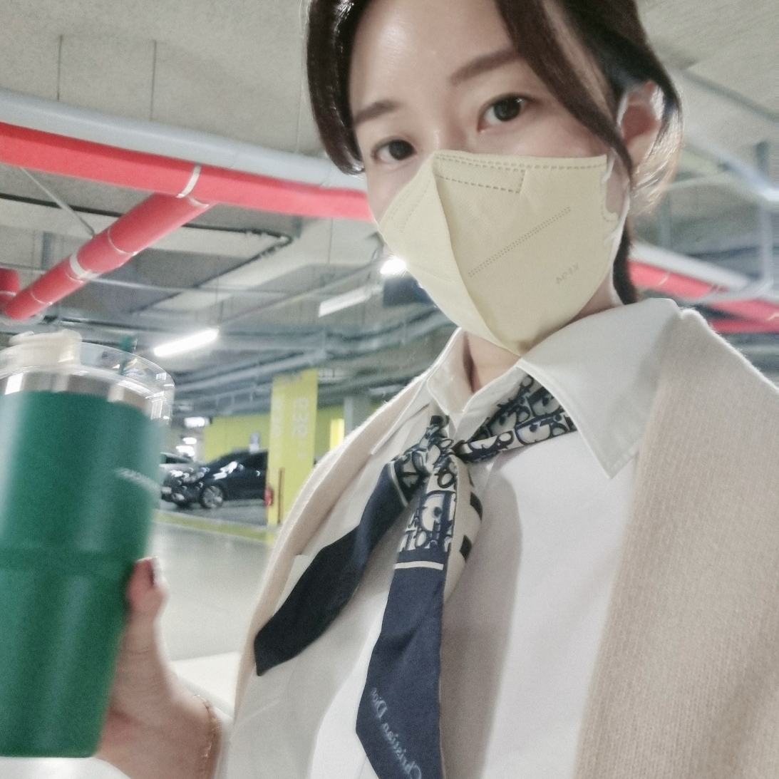 (W) Dior Walk'N'Dior Sneakers Oblique Navy, (W) Dior Oblique Mitzah Scarf Silk Twill Navy Blue 착용 스타일 - 2