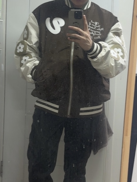 Vandy The Pink x Alpha Industries Bomber Jacket Lead Gray 착용 스타일