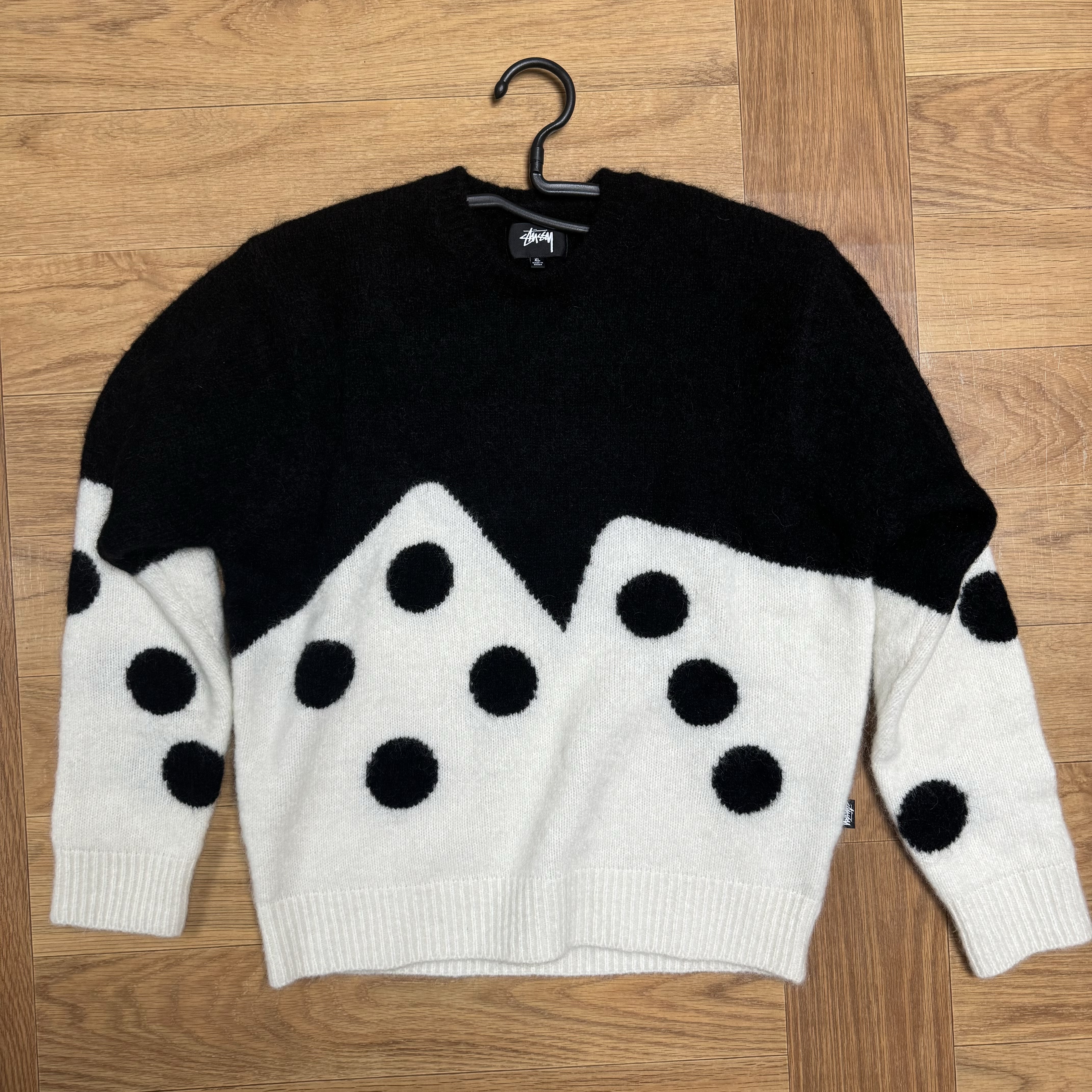 Stussy Dice Fuzzy Crew Black, Jordan 4 Retro Bred Reimagined 착용 스타일 - 2