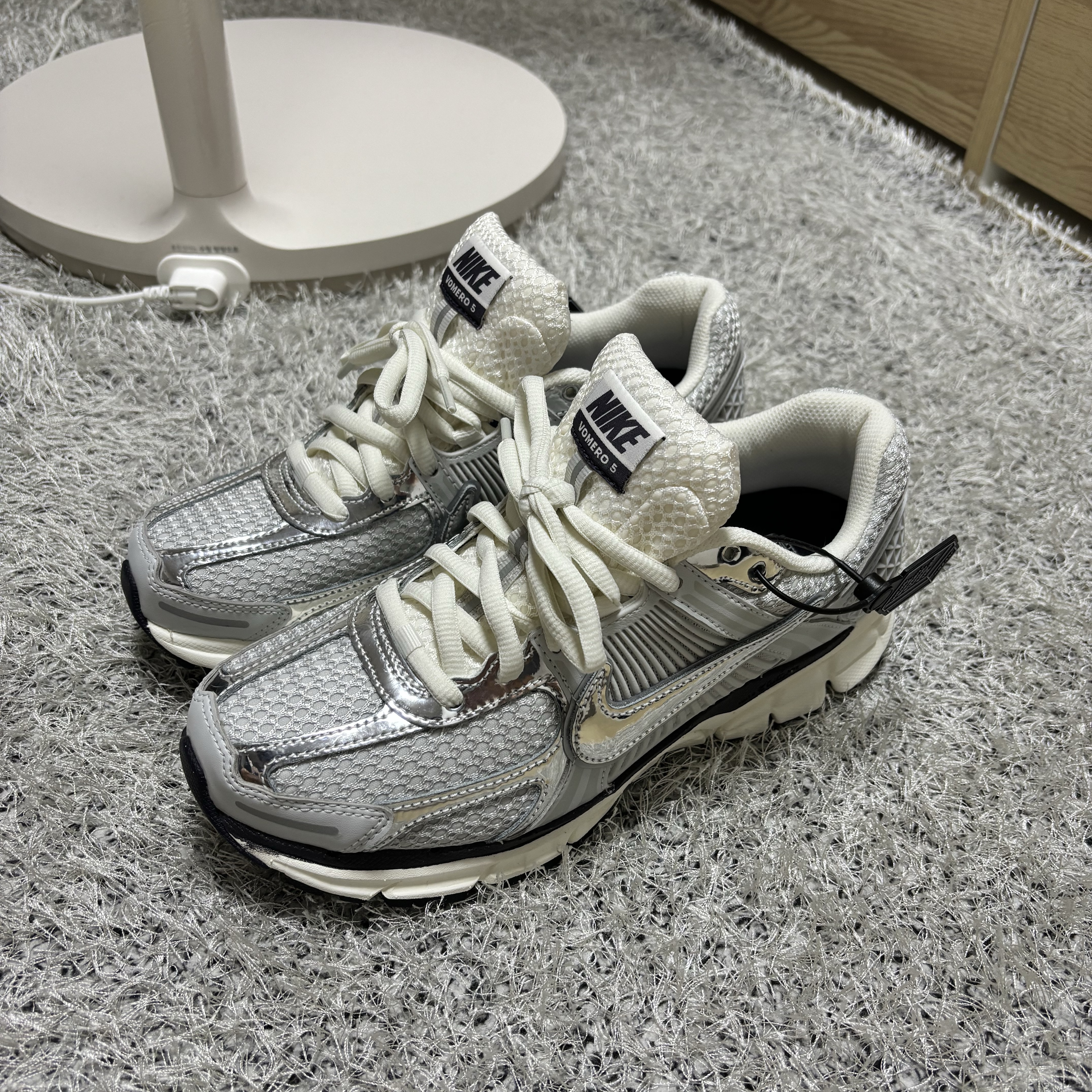 (W) Nike Zoom Vomero 5 Photon Dust and Metallic Silver 착용 스타일