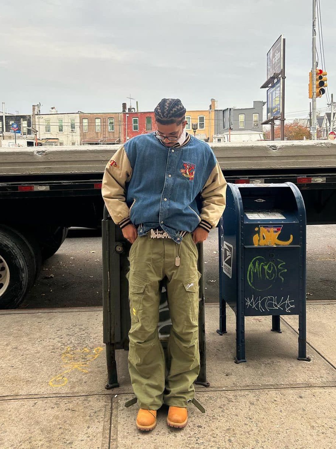 Stone Island 32710 Stretch Cotton Gabardine Garment Dyed Cargo Trousers Olive Green - 23FW, Stone Island 30510 Supima Cotton Twill Stretch-TC Cargo Pants Musk Green - 24SS 착용 스타일 - 5