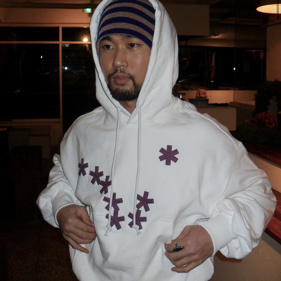Karactor Dipper Logo Hoodie Off White 착용 스타일