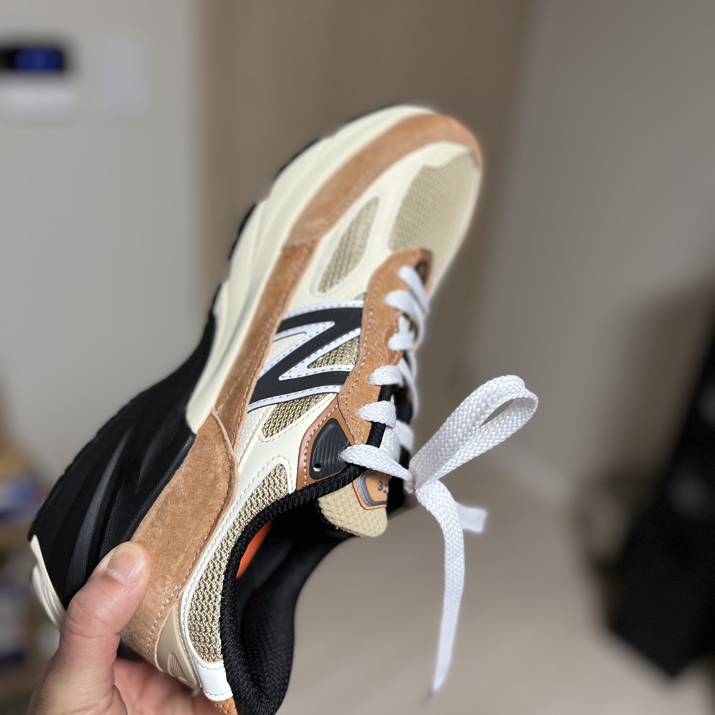 New Balance 990v6 Made in USA Sepia Incense 착용 스타일 - 1