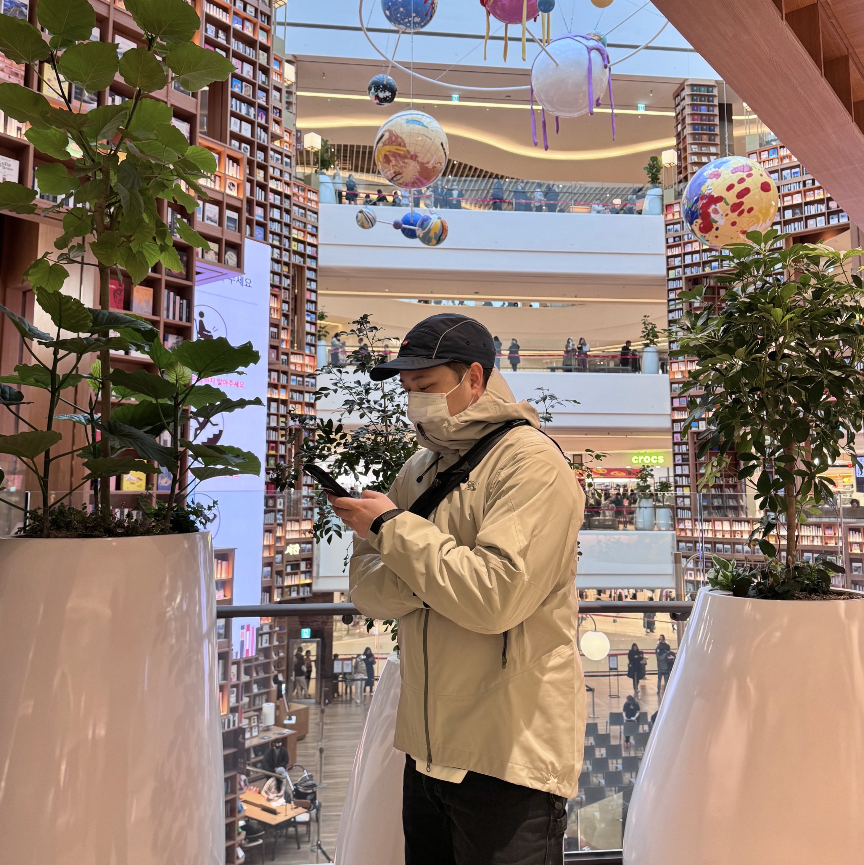Sansan Gear Windblock Jacket Grey - 23SS, Sansan Gear Sling Bag Black - 23FW 착용 스타일