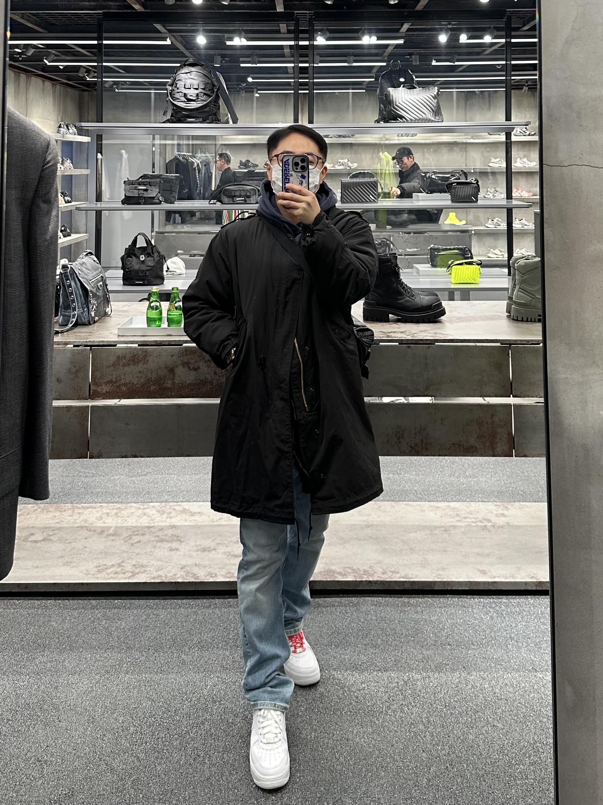 Balenciaga Arena Lambskin Army Large Beltbag Black, Nike x Supreme Air Force 1 Low White 착용 스타일