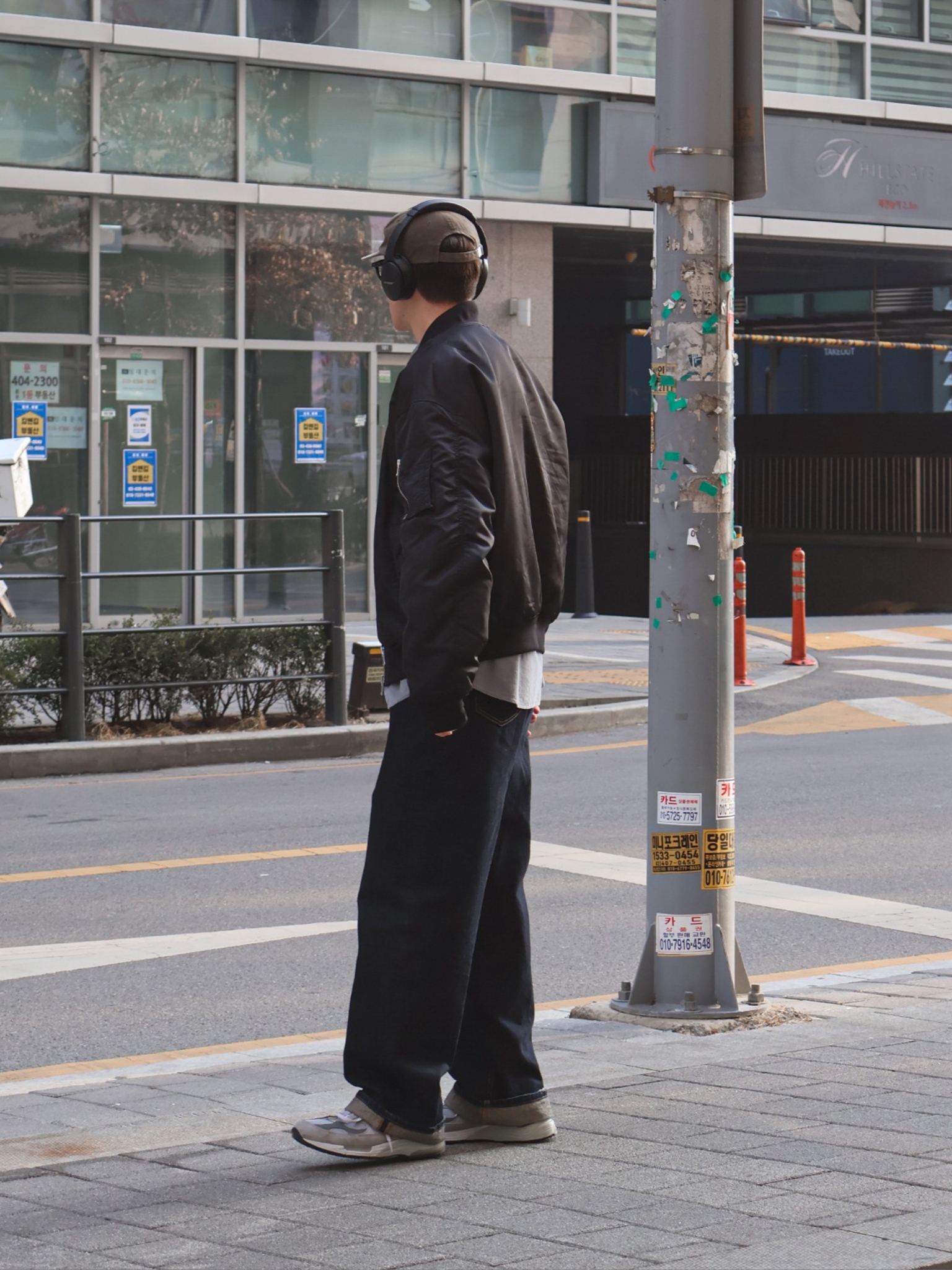 BOSE QC45 Triple Black (Korean Ver.), New Balance 992 Made in USA Grey - D Standard 착용 스타일 - 3